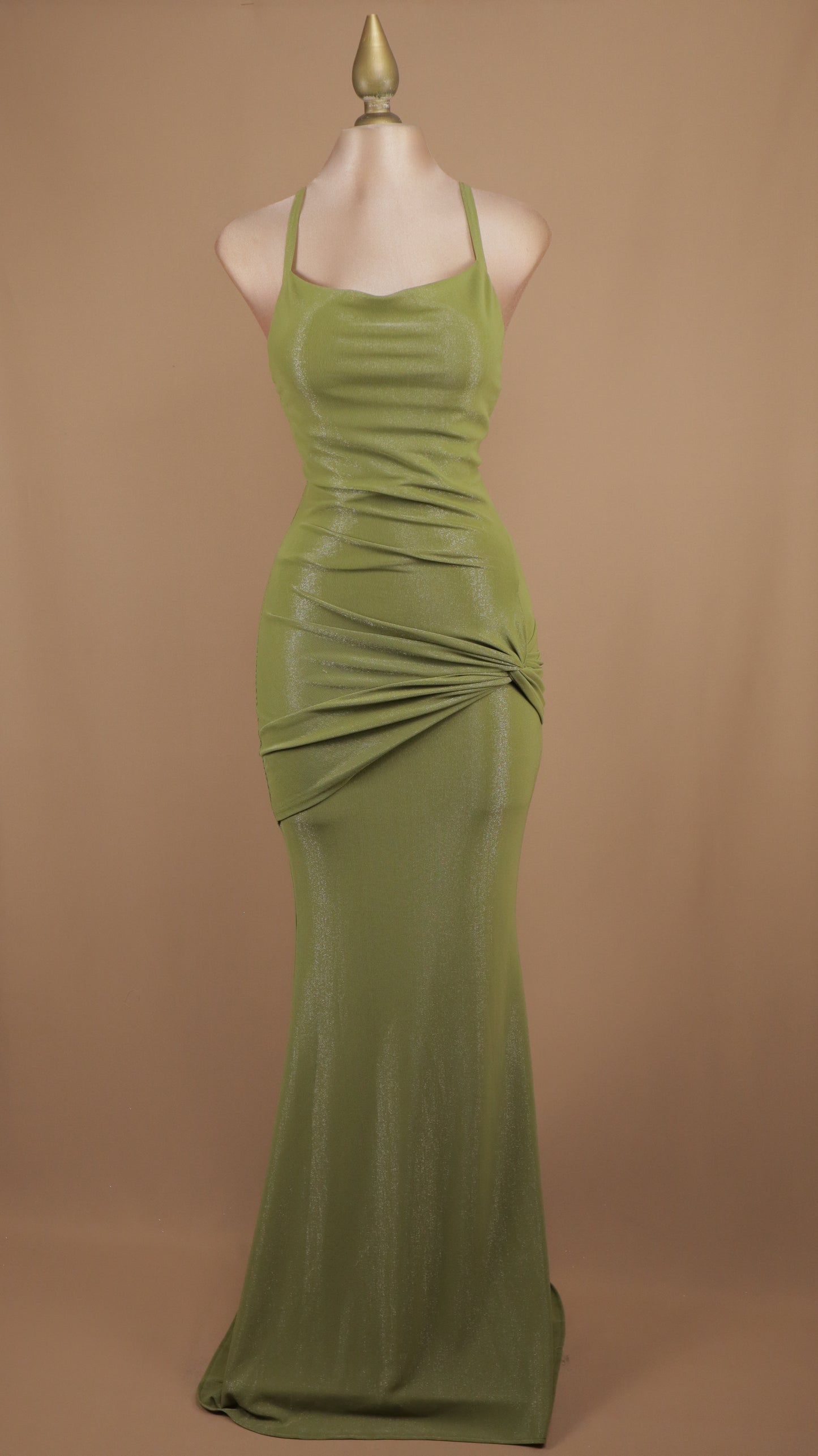 Vestido largo corte sirena con destellos y escote en la espalda