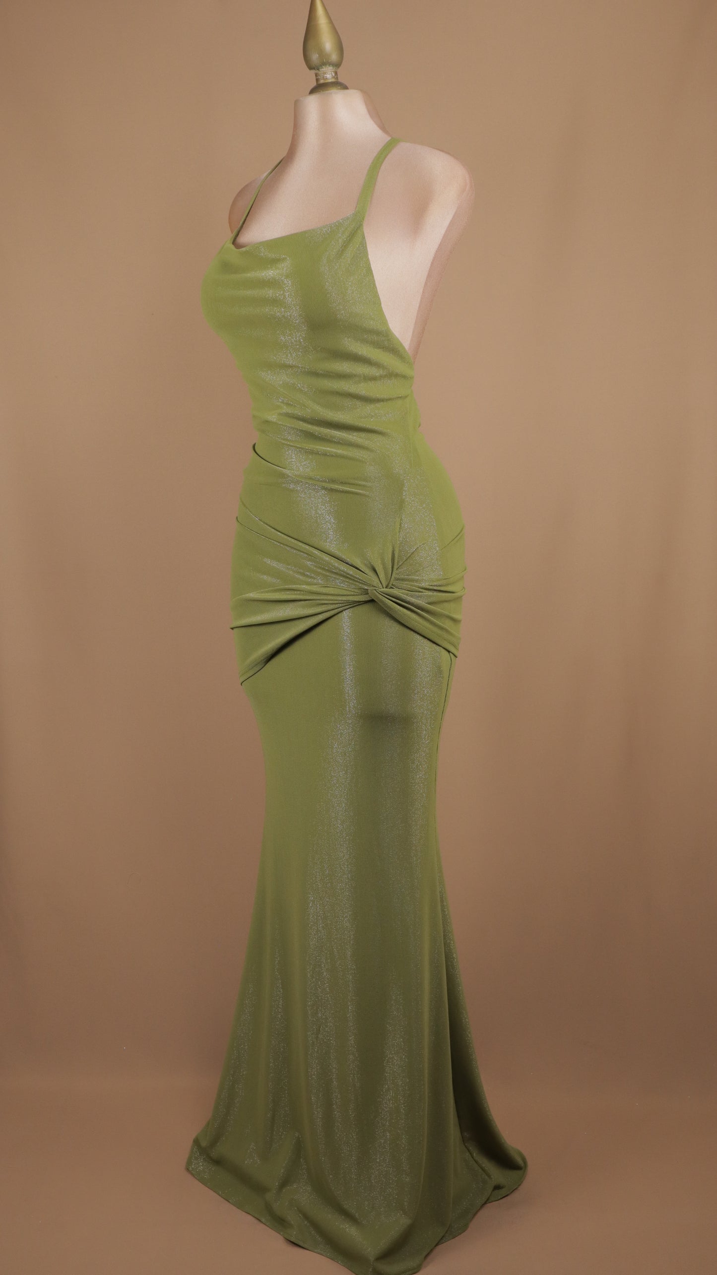 Vestido largo corte sirena con destellos y escote en la espalda