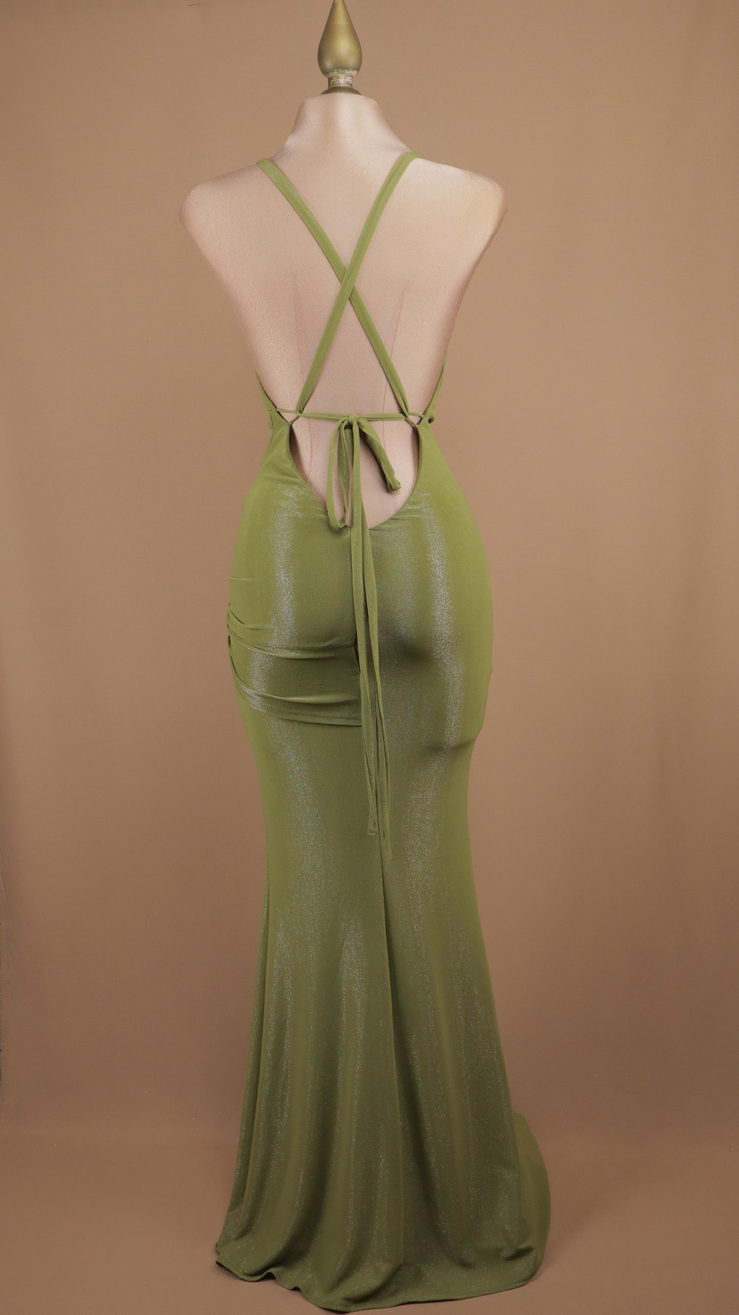Vestido largo corte sirena con destellos y escote en la espalda
