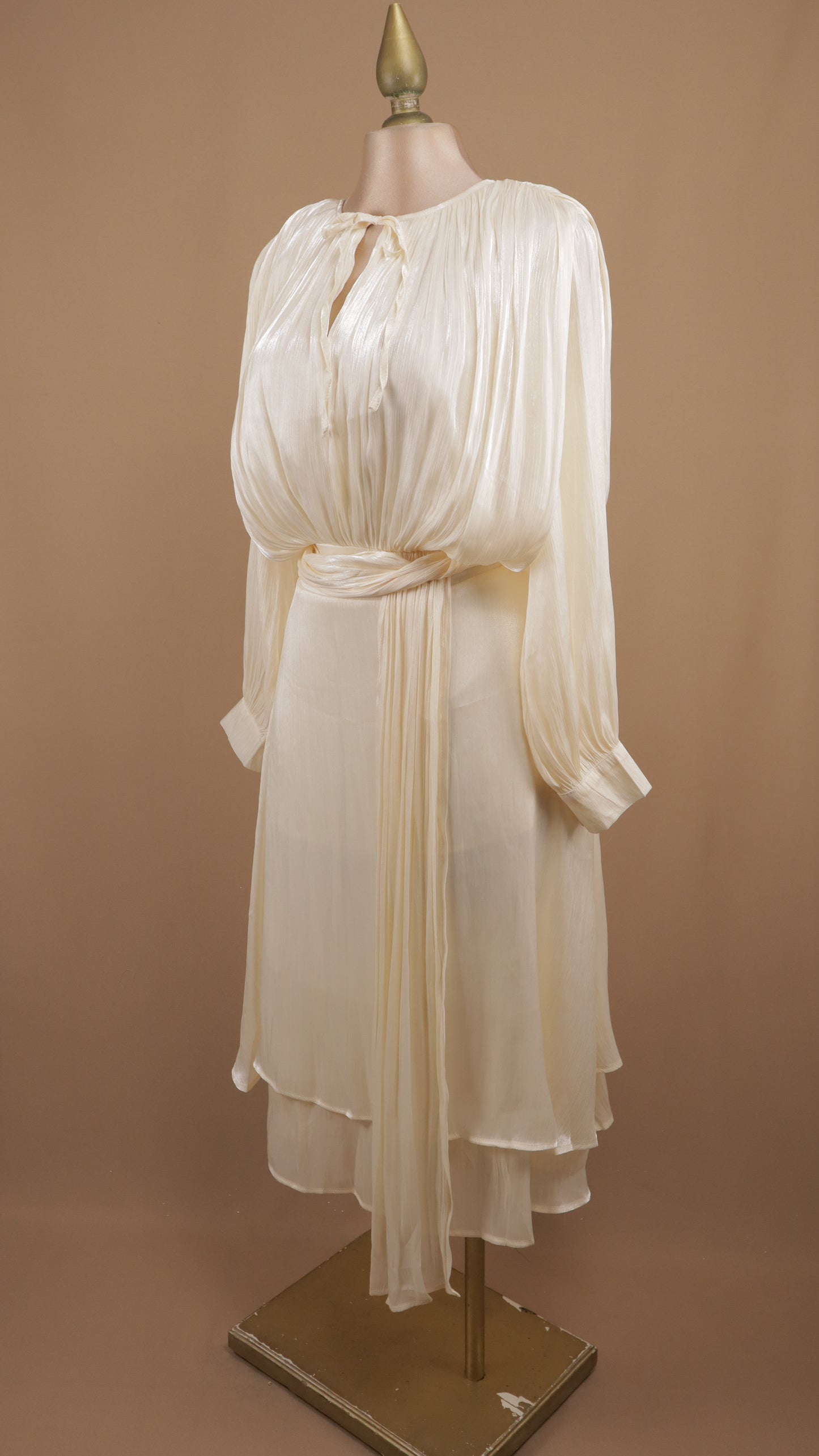 Vestido midi con manga larga y destellos