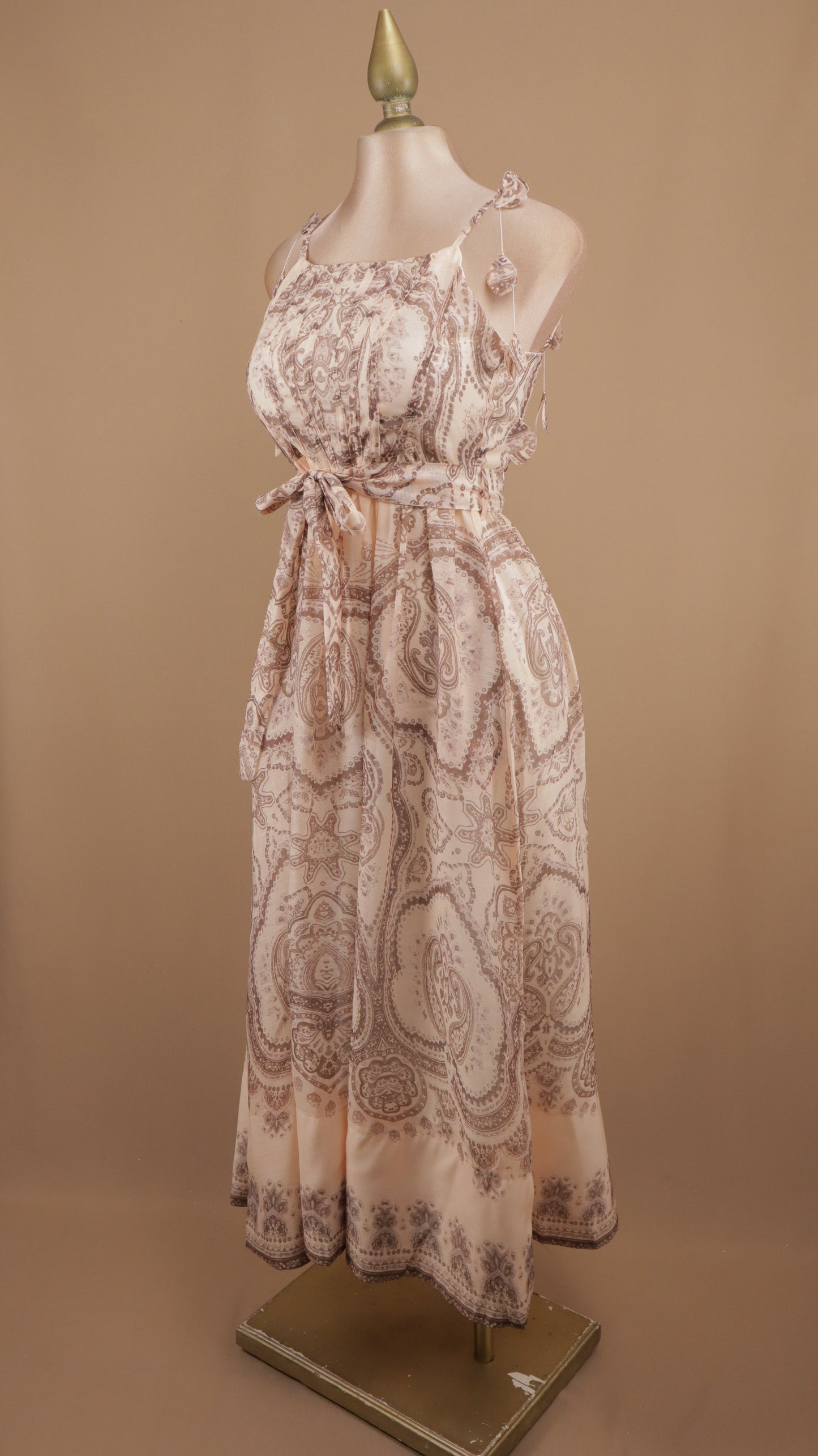 Vestido midi estampado con hojas en 3D en tirantes