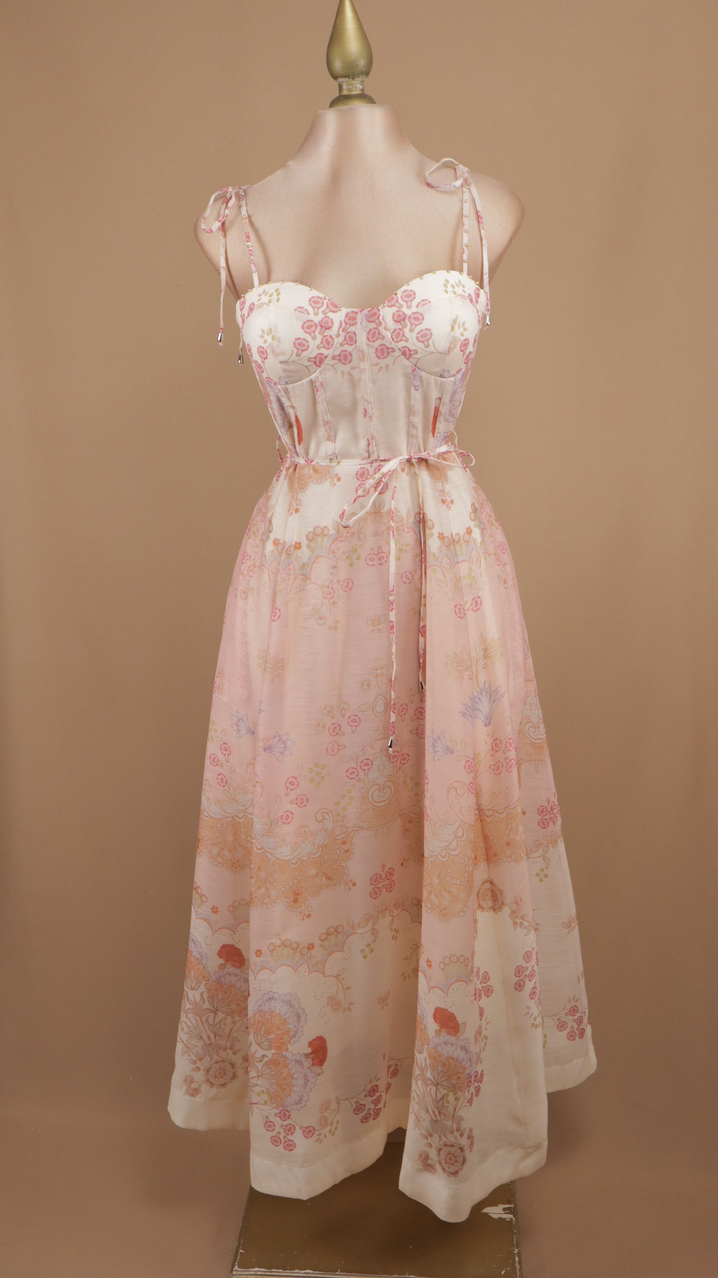 Vestido midi estampado con perlas doradas en tirantes
