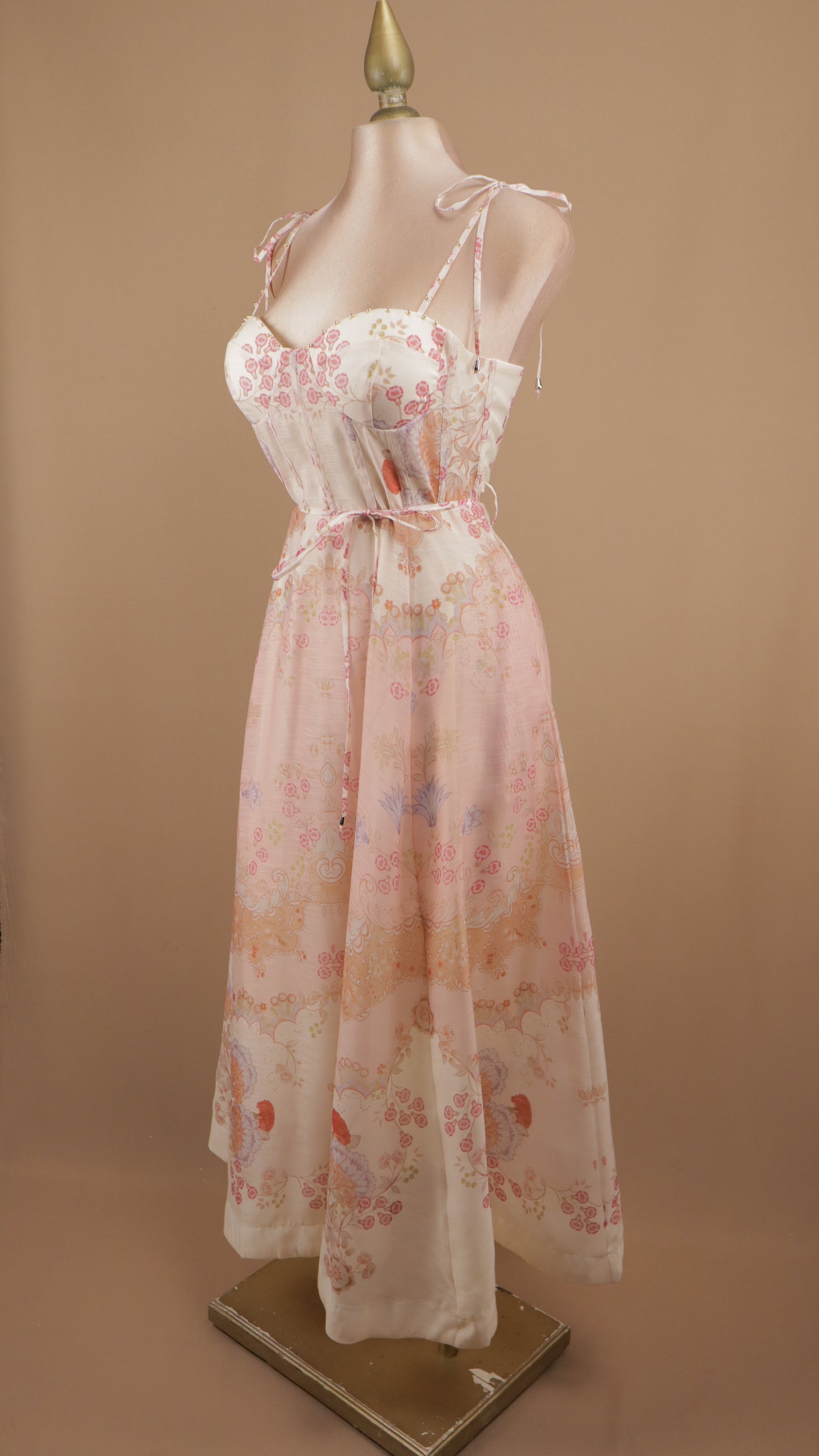 Vestido midi estampado con perlas doradas en tirantes