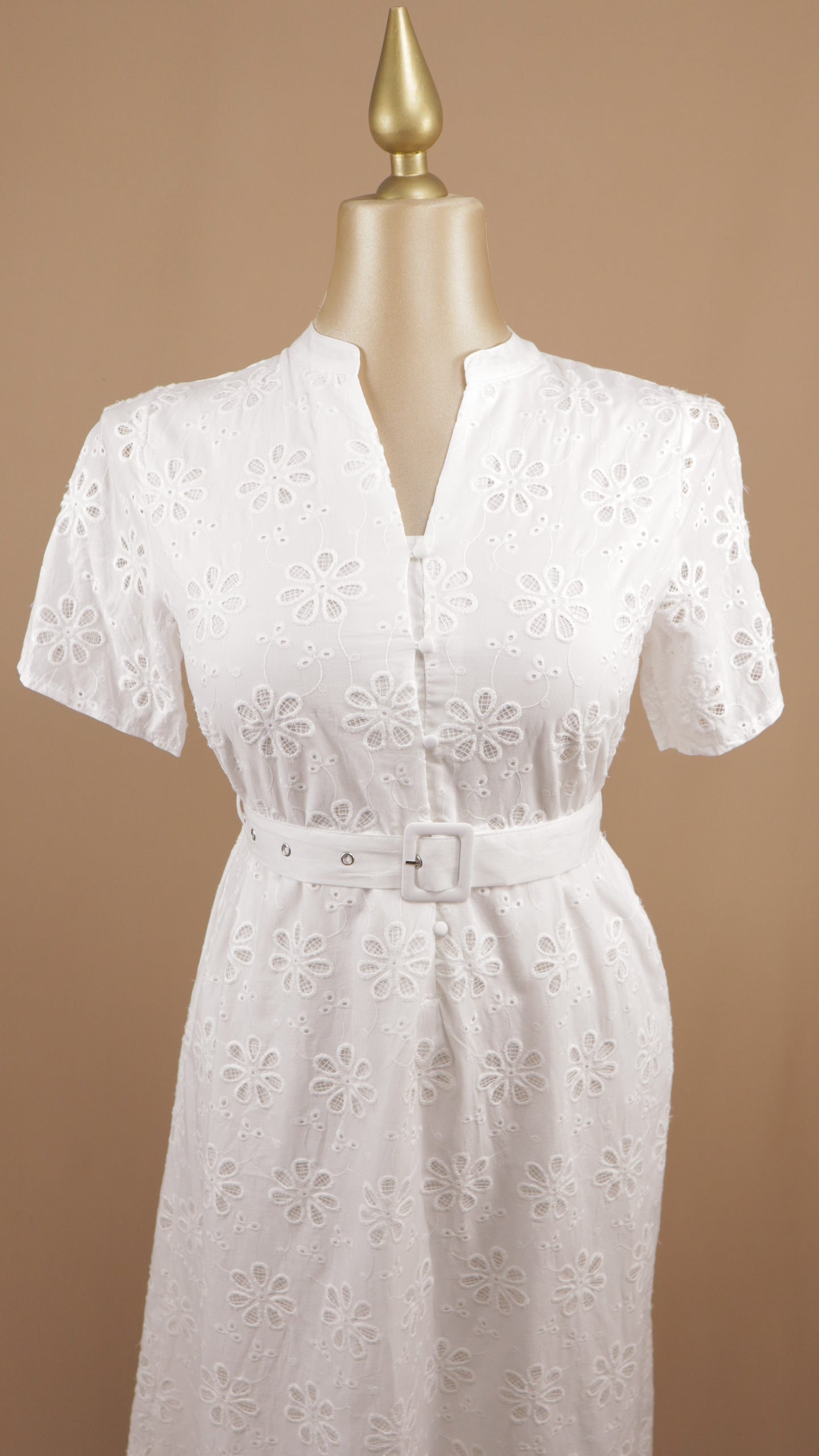 Vestido midi de encaje talla plus con cinto