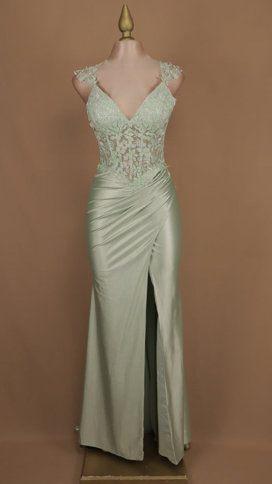 Vestido largo con aplicación en 3D y abertura