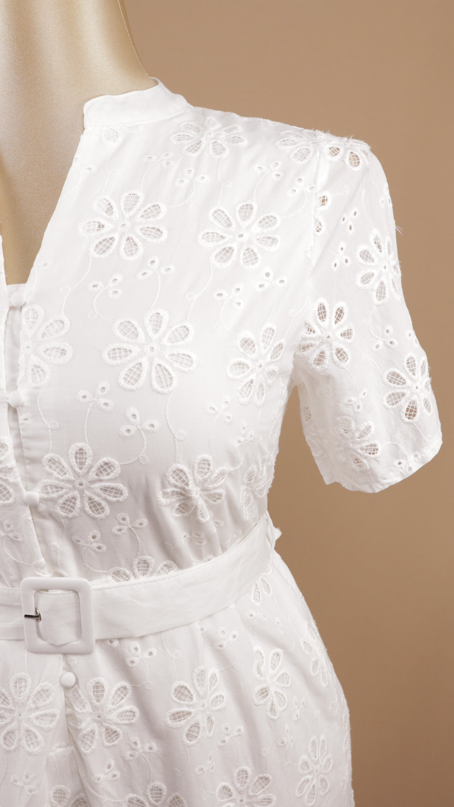 Vestido midi de encaje talla plus con cinto