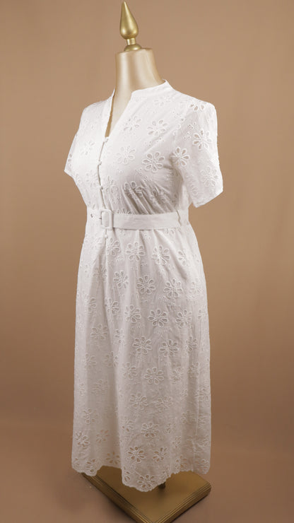 Vestido midi de encaje talla plus con cinto