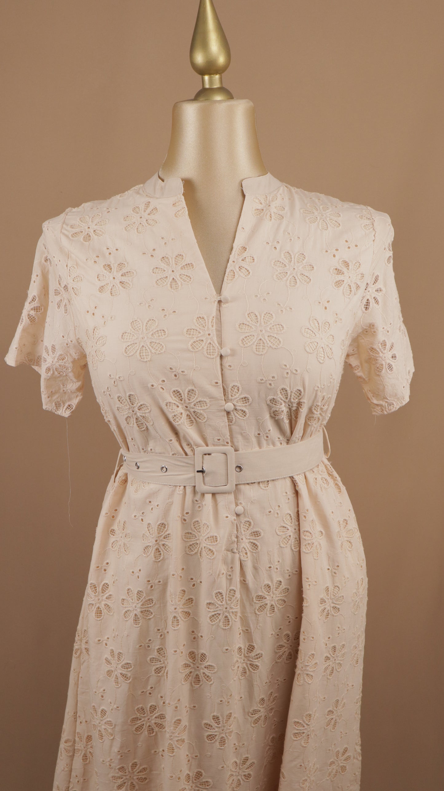 Vestido midi de encaje talla plus con cinto
