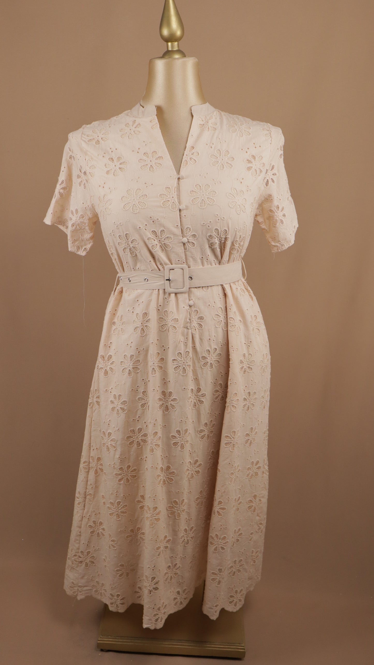 Vestido midi de encaje talla plus con cinto