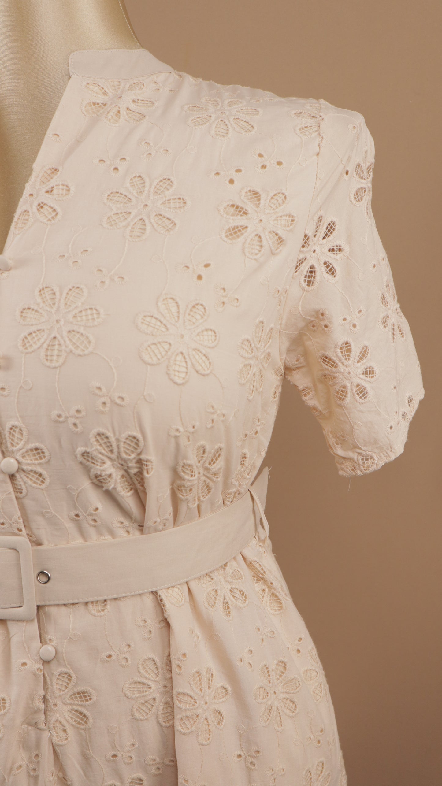 Vestido midi de encaje talla plus con cinto