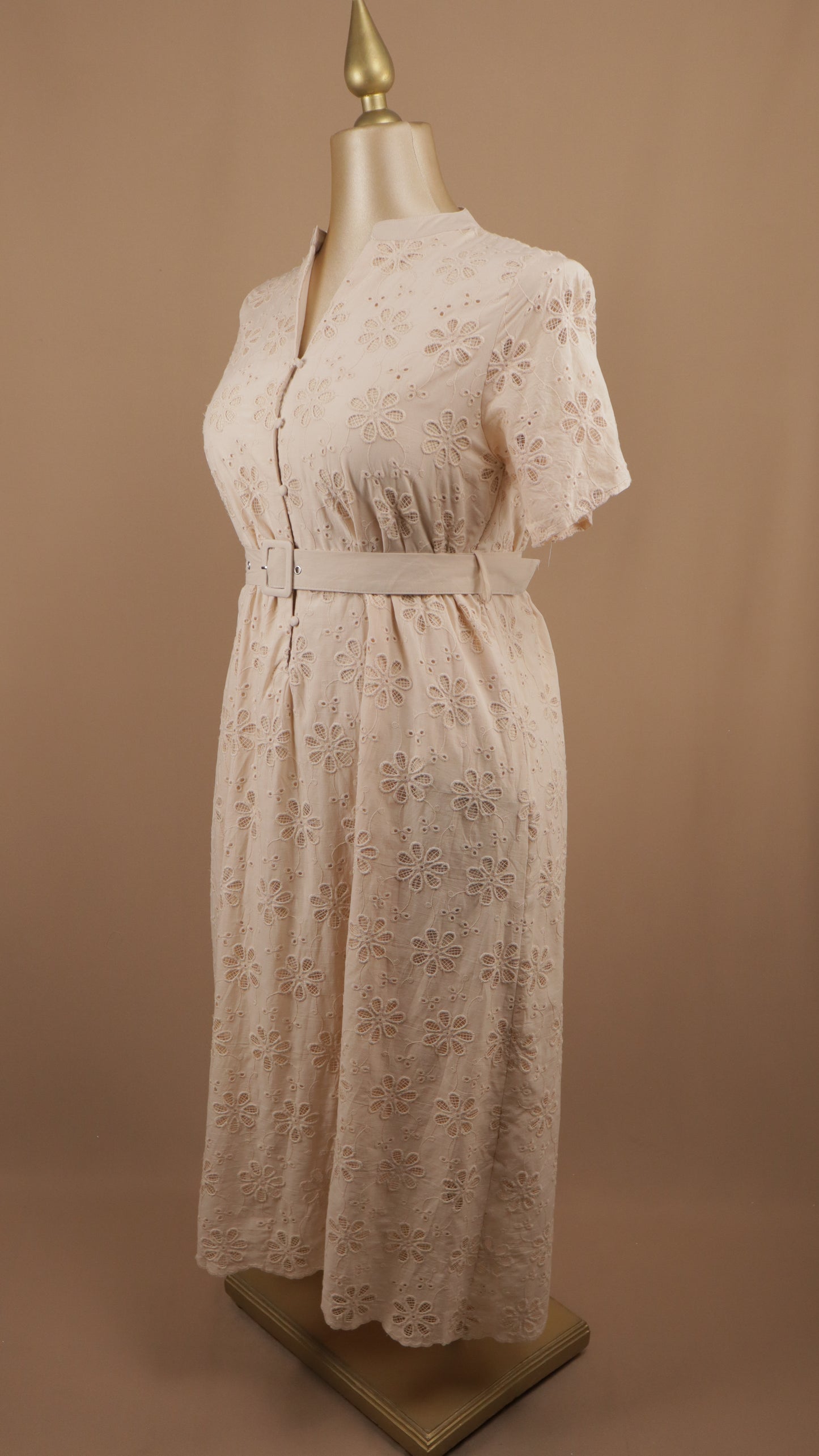 Vestido midi de encaje talla plus con cinto