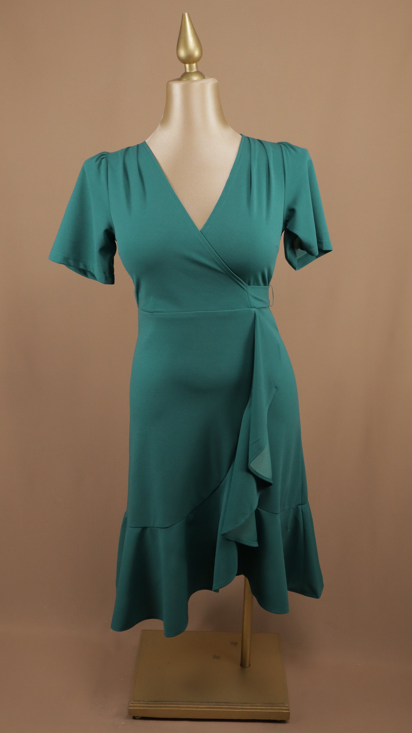 Vestido midi talla extra con manga y escarola