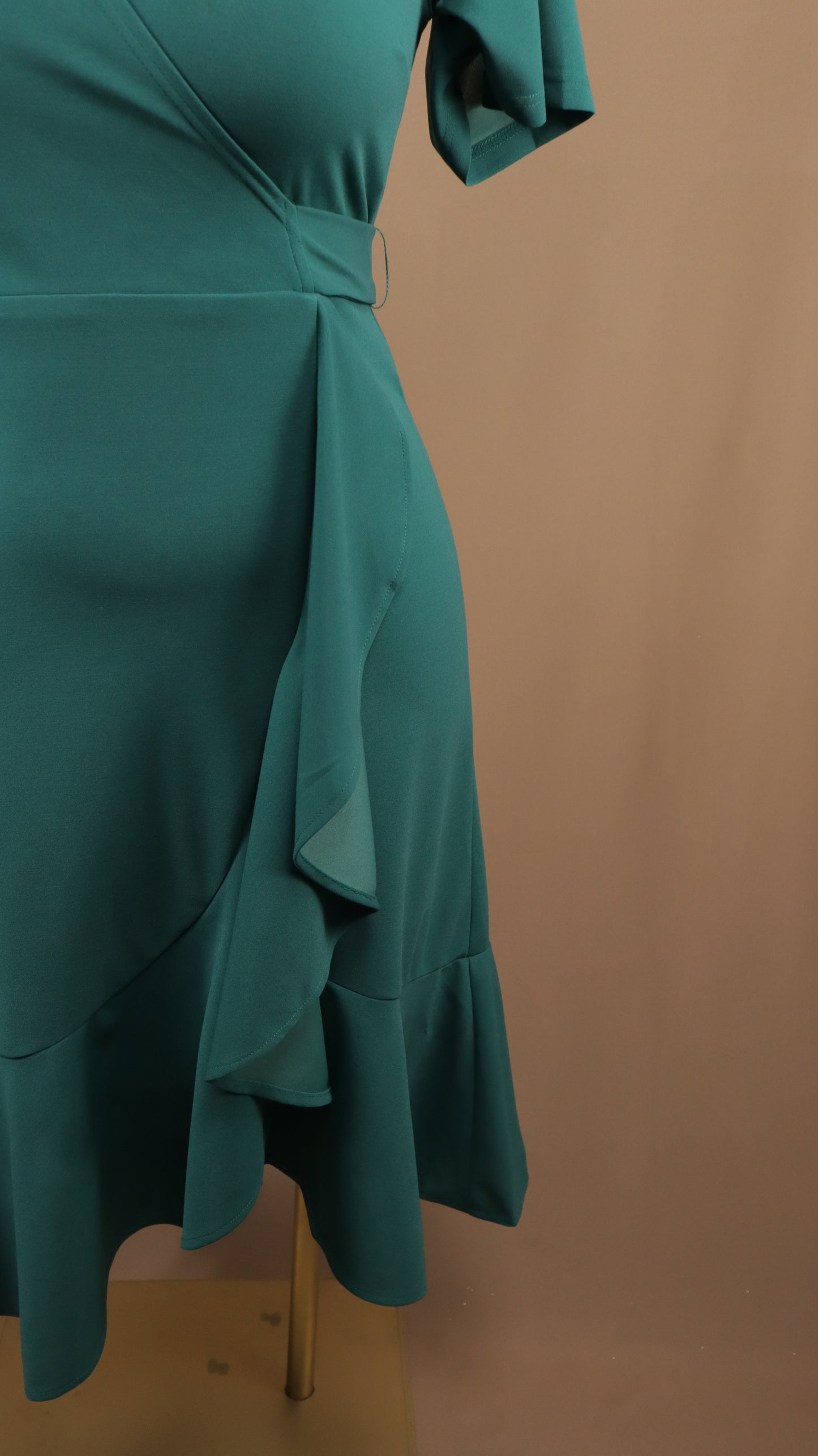 Vestido midi talla extra con manga y escarola