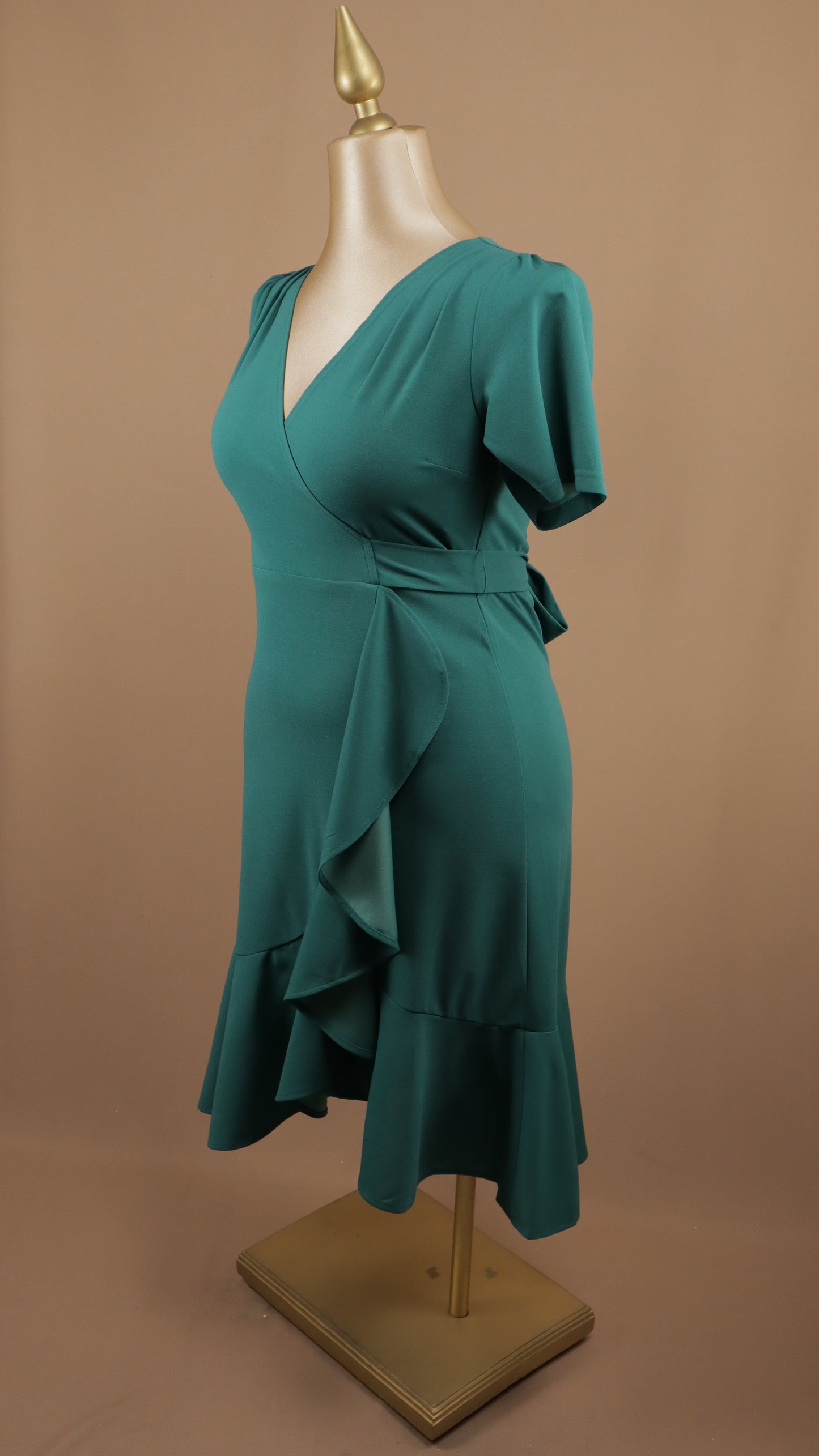 Vestido midi talla extra con manga y escarola