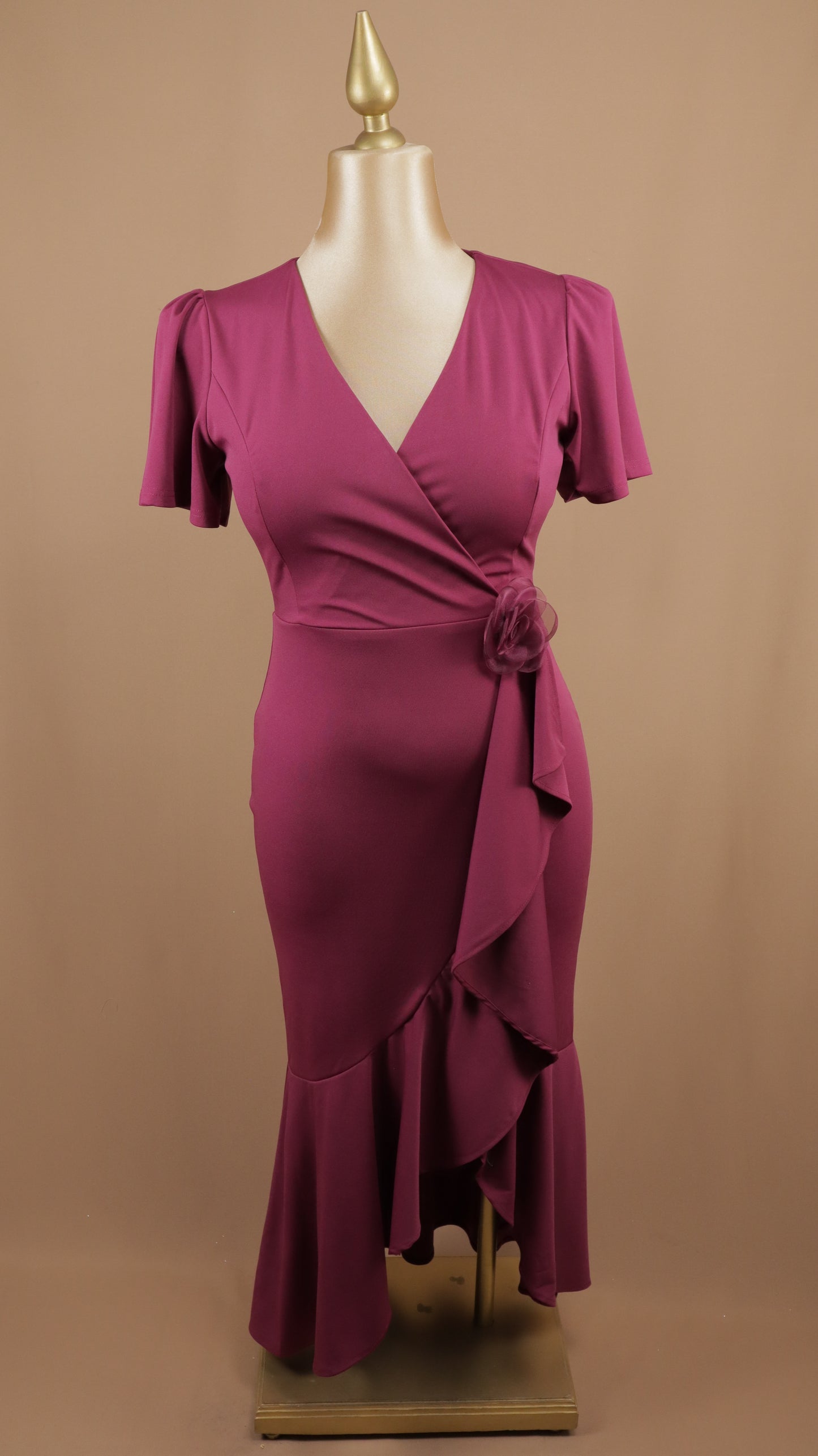 Vestido midi plus size con escarola y flor en cintura