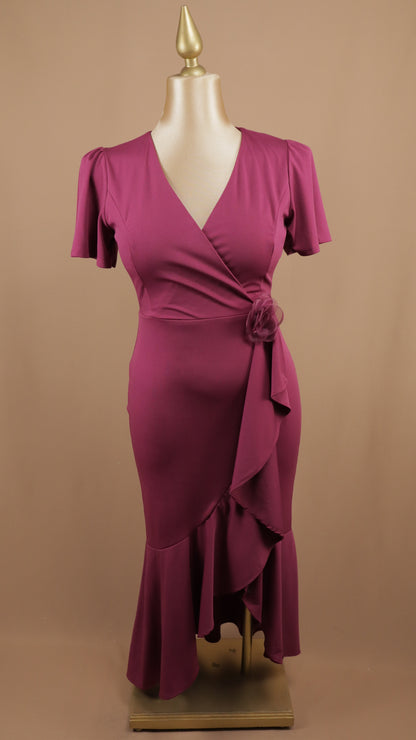 Vestido midi plus size con escarola y flor en cintura