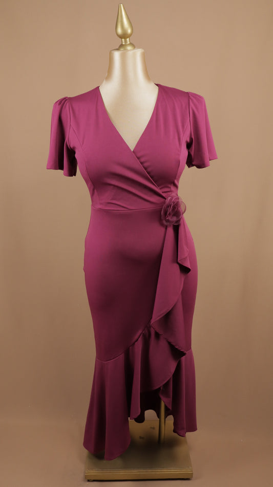 Vestido midi plus size con escarola y flor en cintura