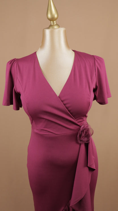 Vestido midi plus size con escarola y flor en cintura