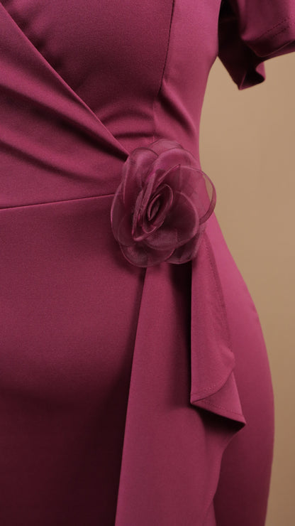 Vestido midi plus size con escarola y flor en cintura