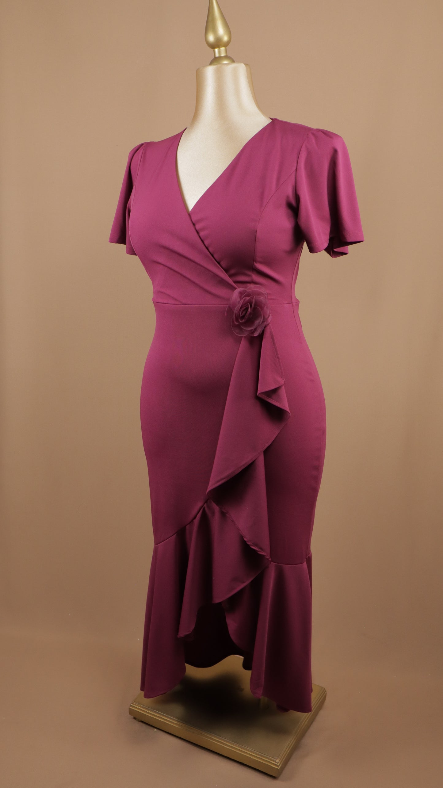 Vestido midi plus size con escarola y flor en cintura