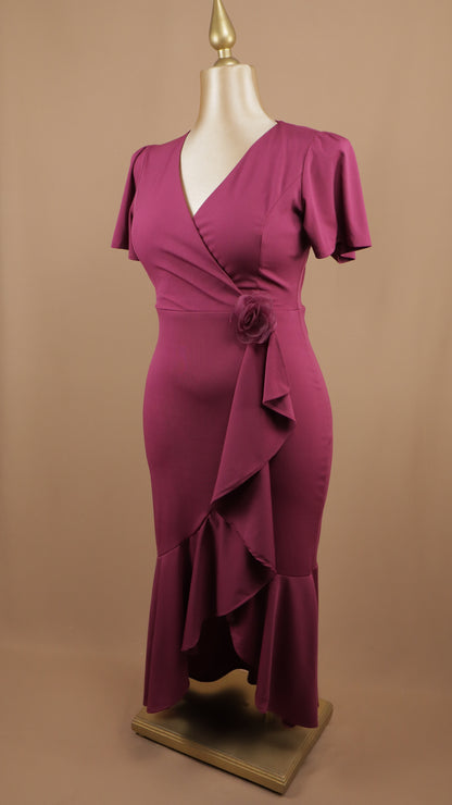 Vestido midi plus size con escarola y flor en cintura