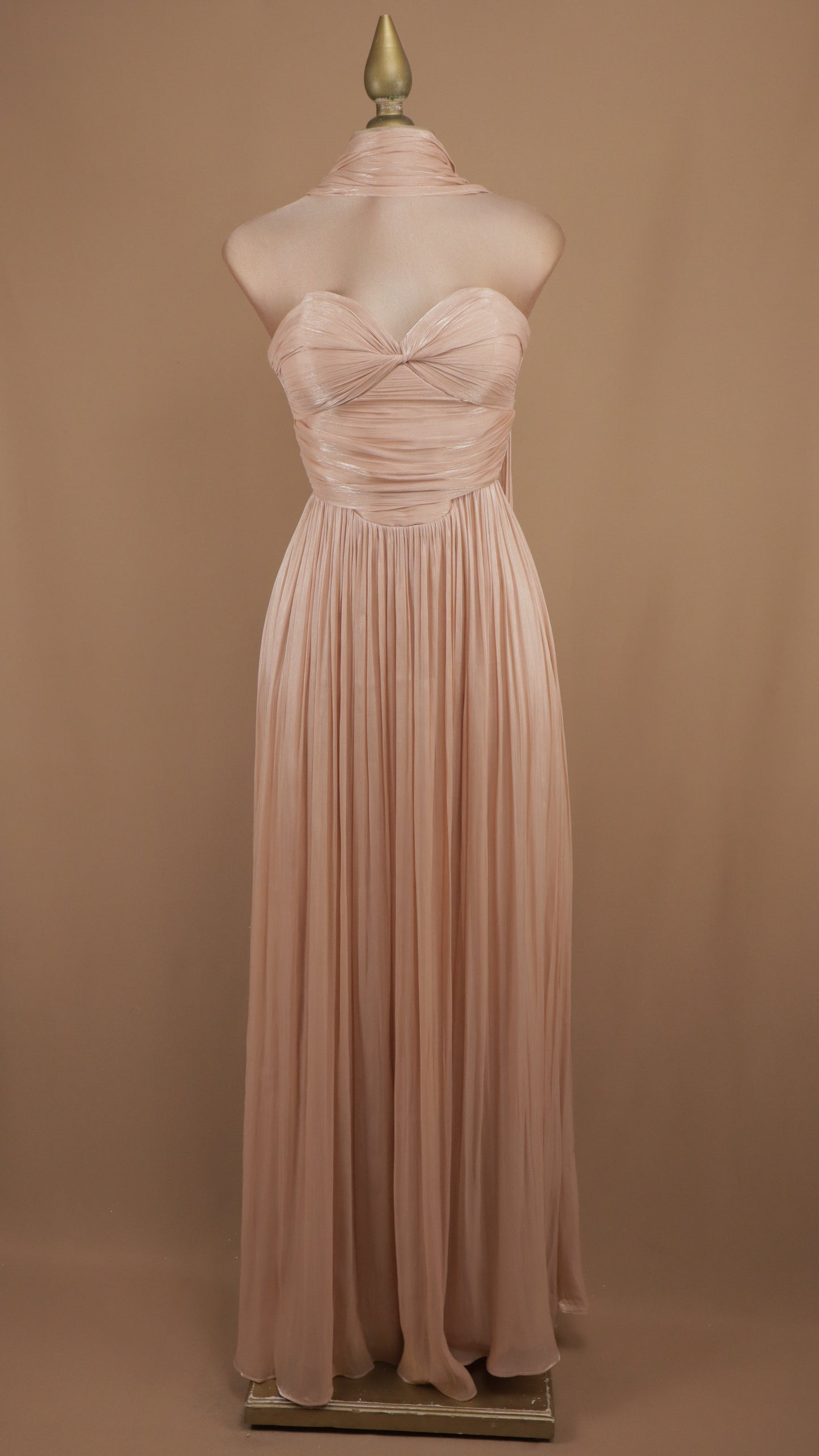 Vestido largo de noche de corte fluido y caída etérea con inspiración helénica.