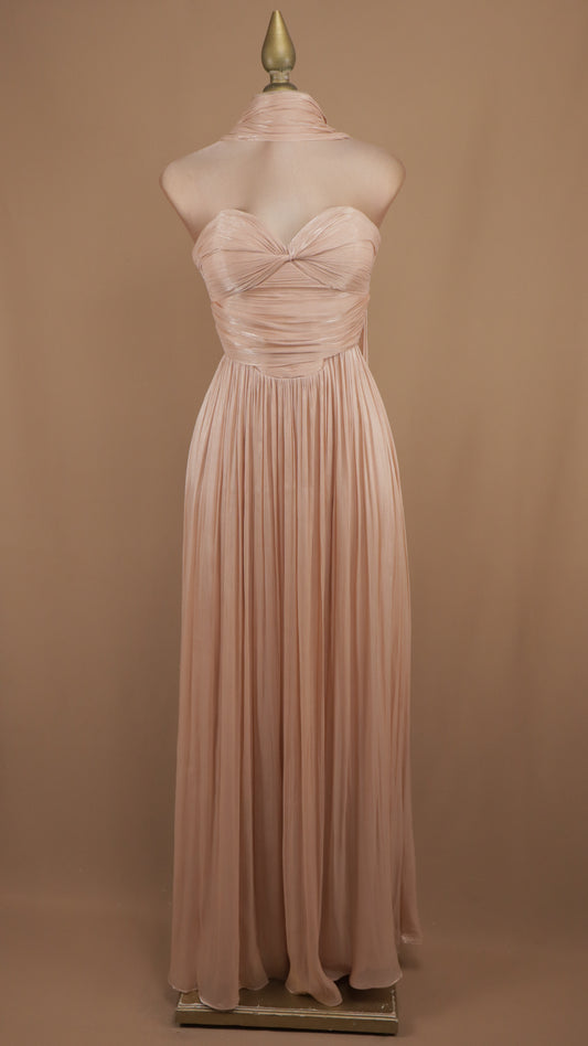 Vestido largo de noche de corte fluido y caída etérea con inspiración helénica.