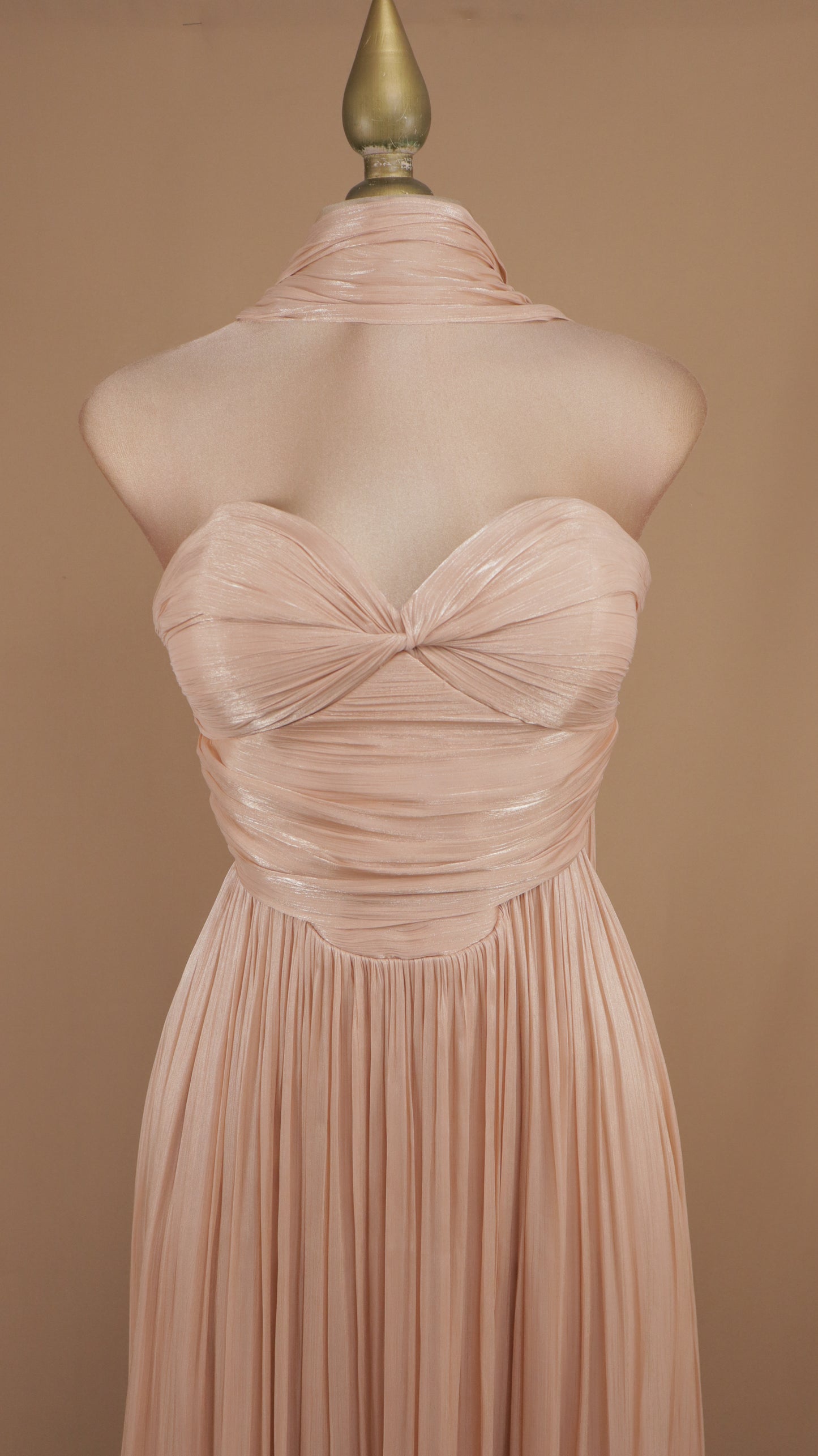 Vestido largo de noche de corte fluido y caída etérea con inspiración helénica.