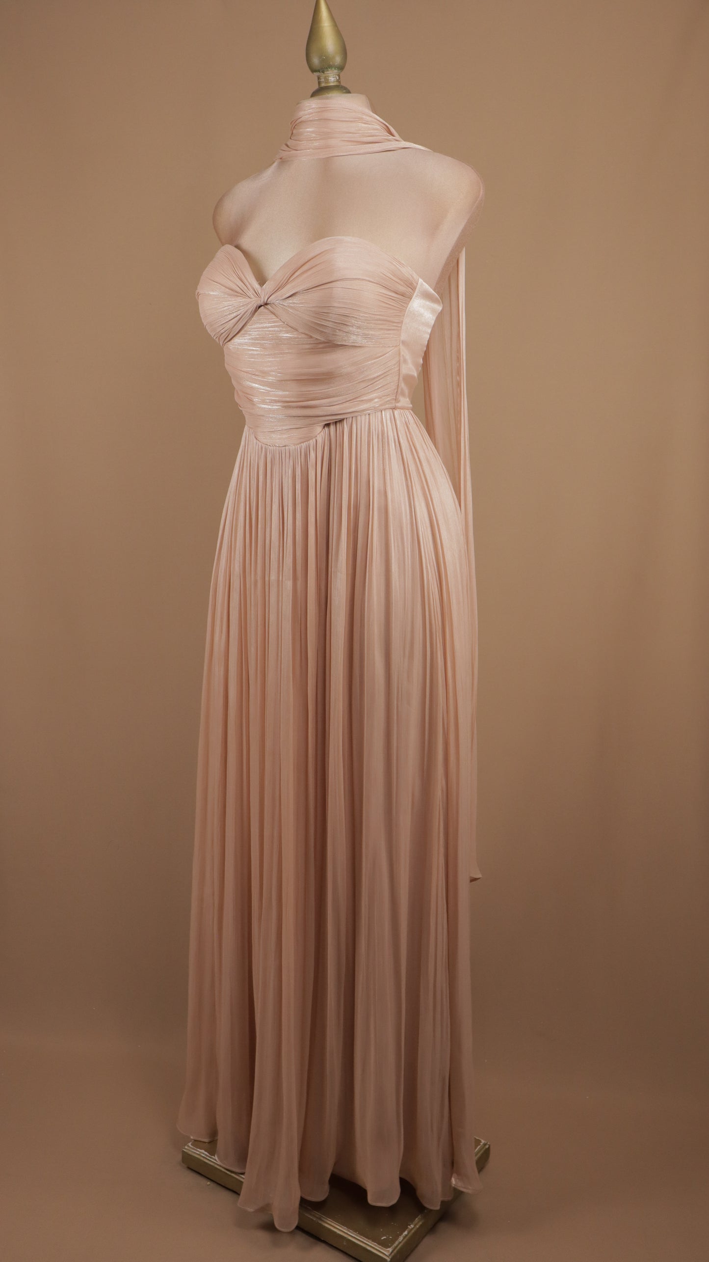 Vestido largo de noche de corte fluido y caída etérea con inspiración helénica.