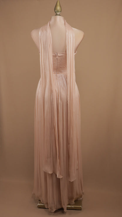 Vestido largo de noche de corte fluido y caída etérea con inspiración helénica.