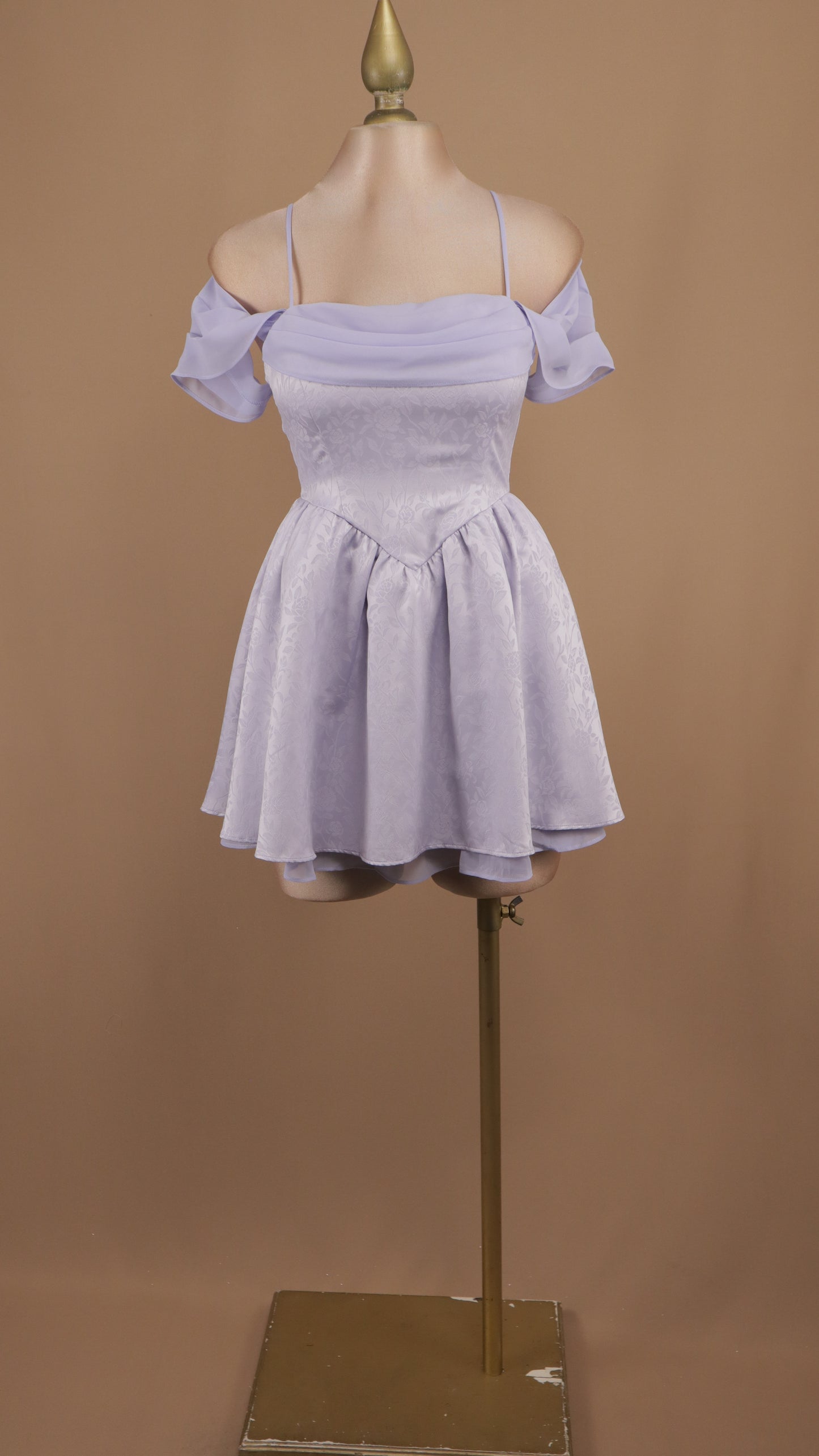 Vestido corto jacquard floral satinado