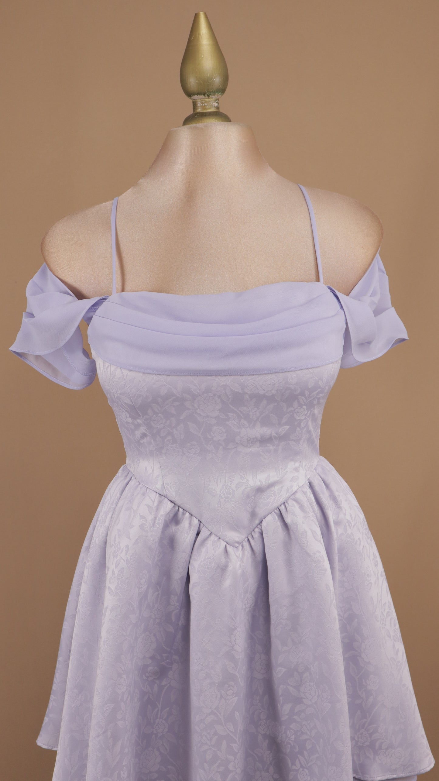 Vestido corto jacquard floral satinado