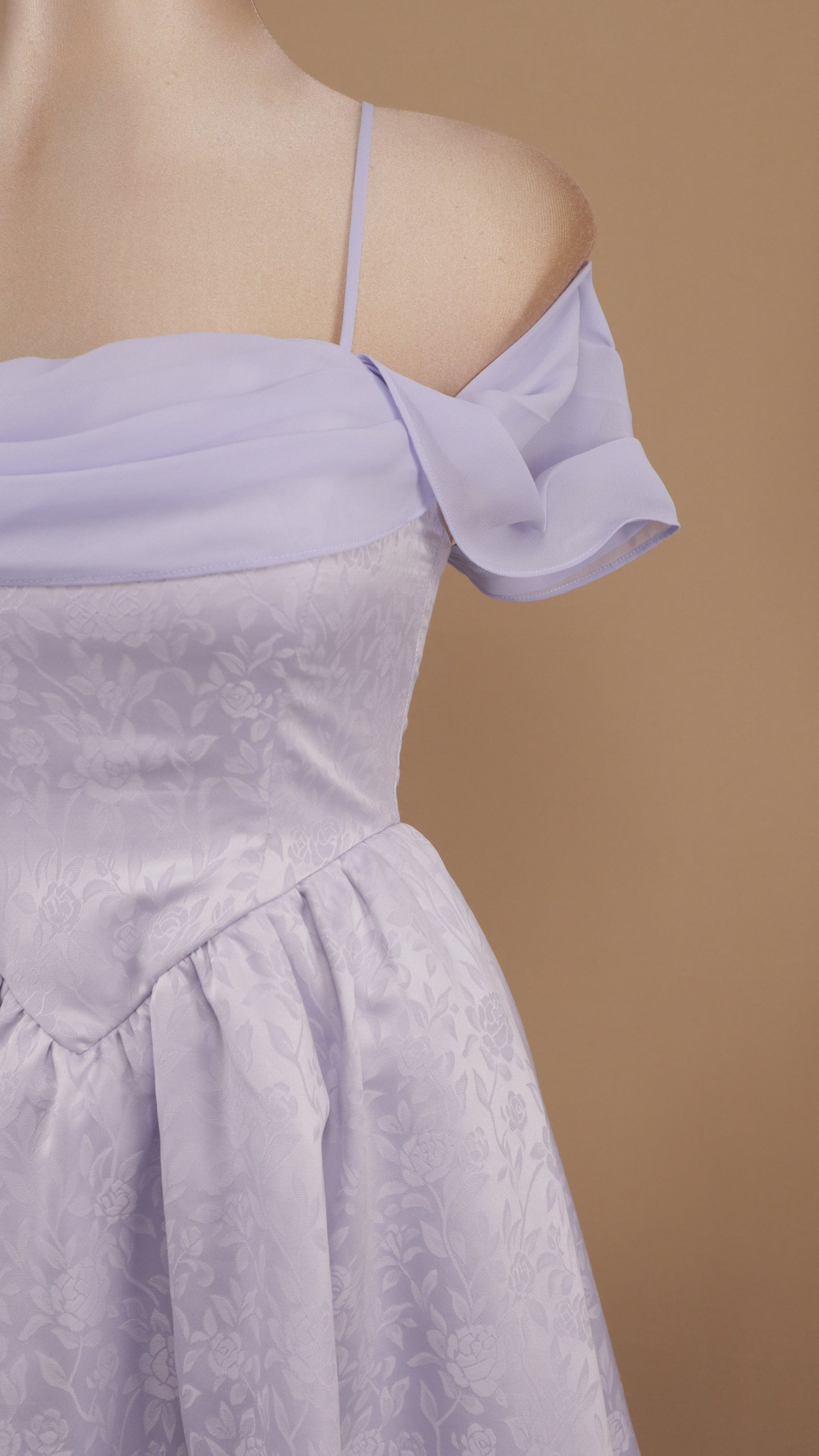 Vestido corto jacquard floral satinado