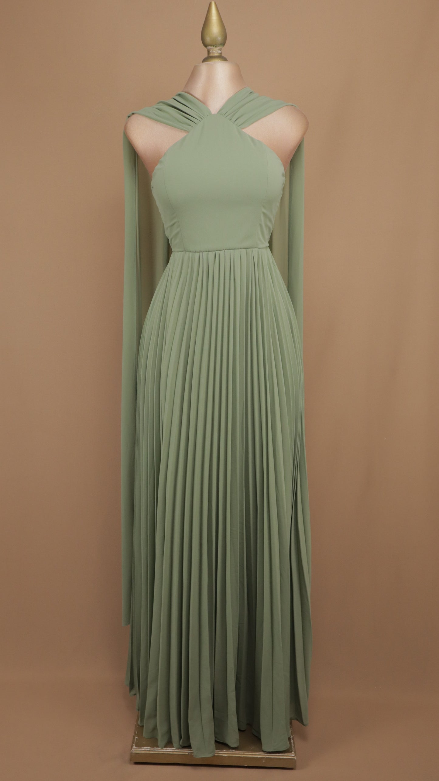 Vestido largo halter con falda plisada