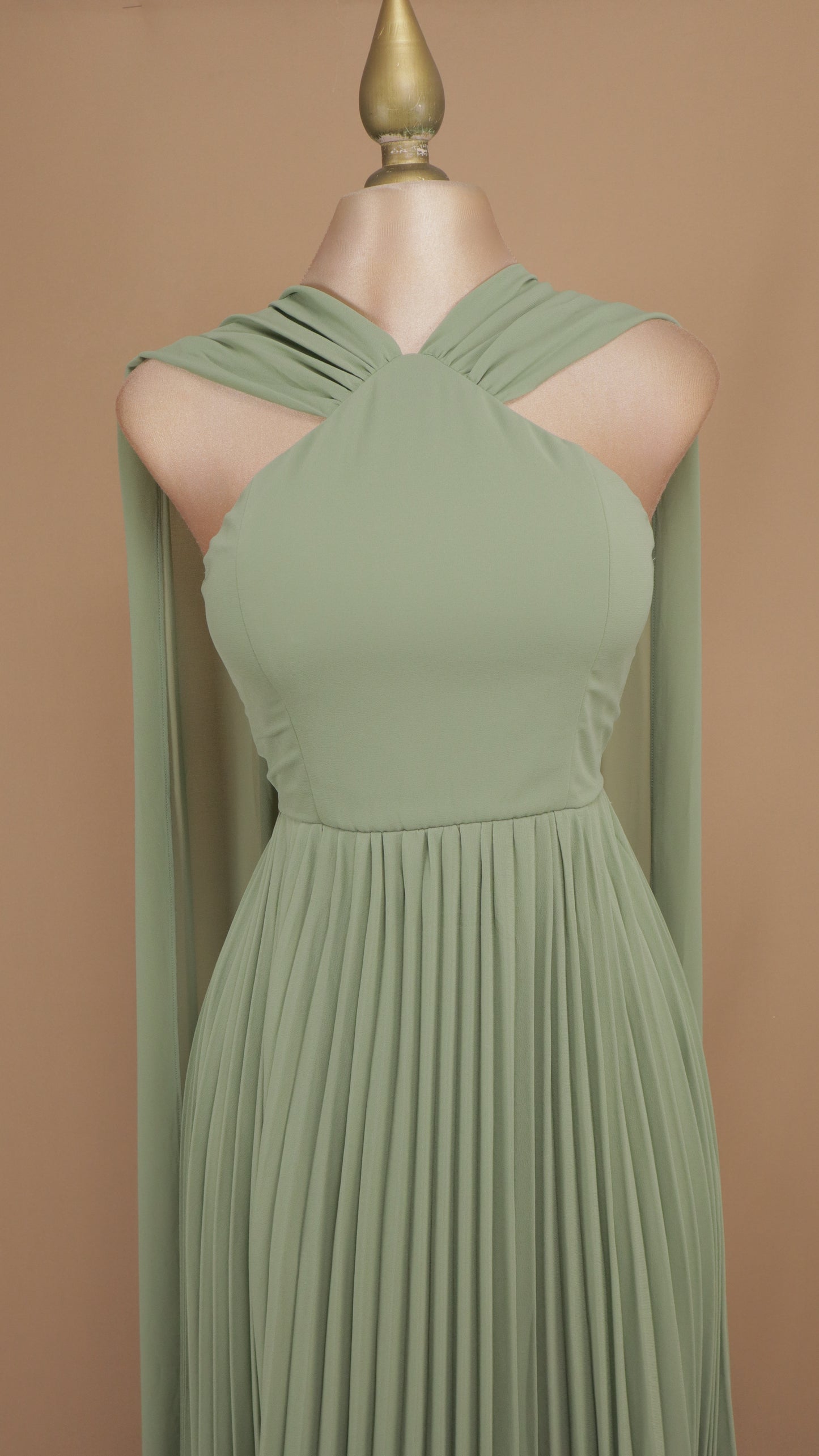 Vestido largo halter con falda plisada