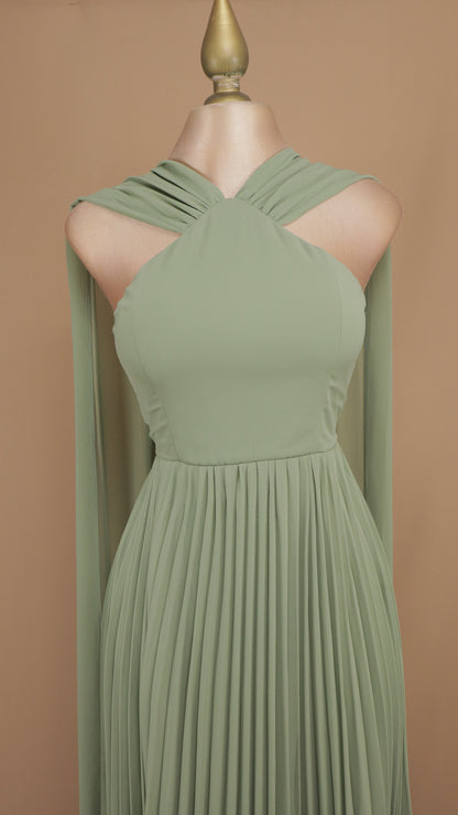 Vestido largo halter con falda plisada