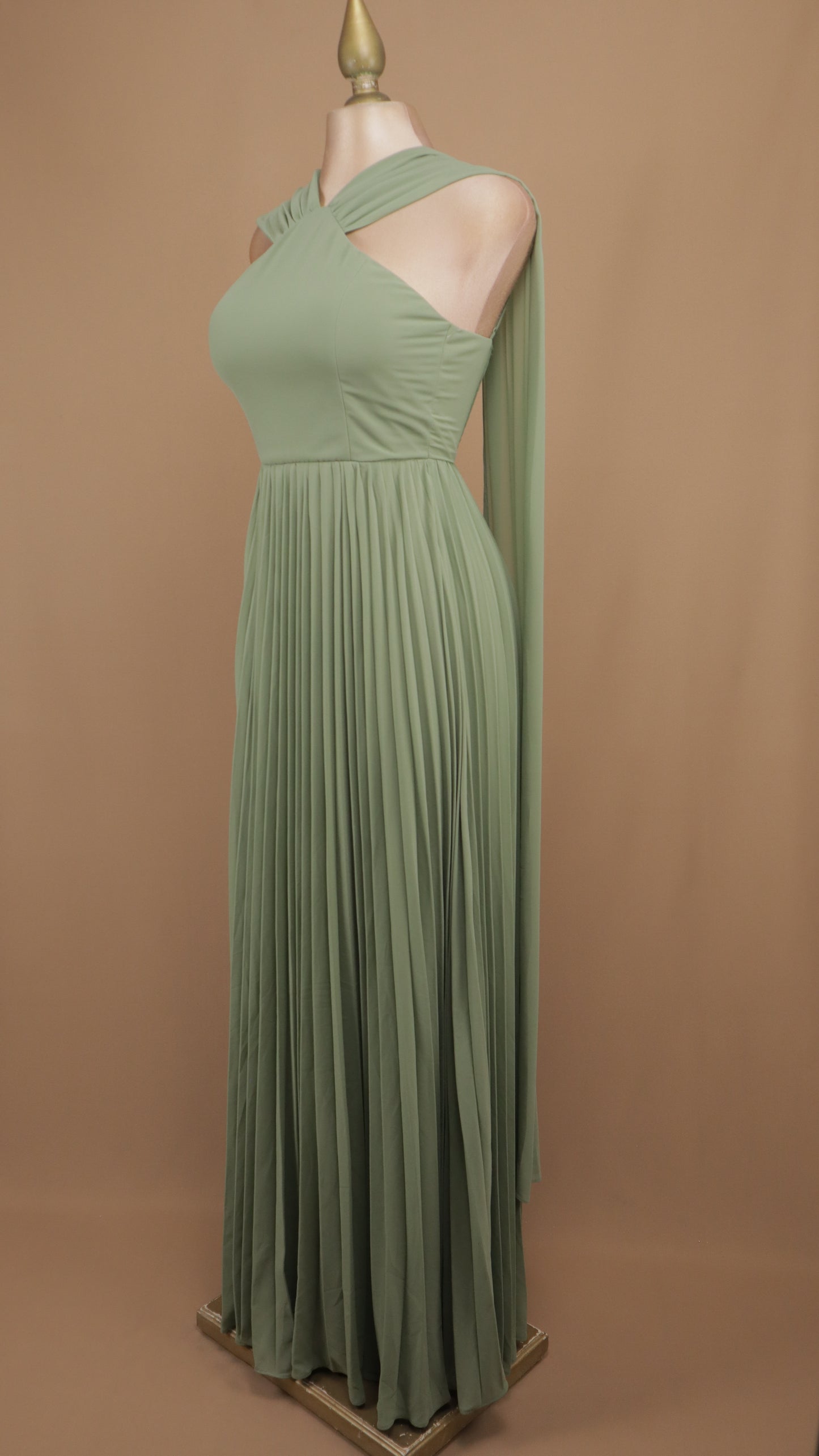 Vestido largo halter con falda plisada