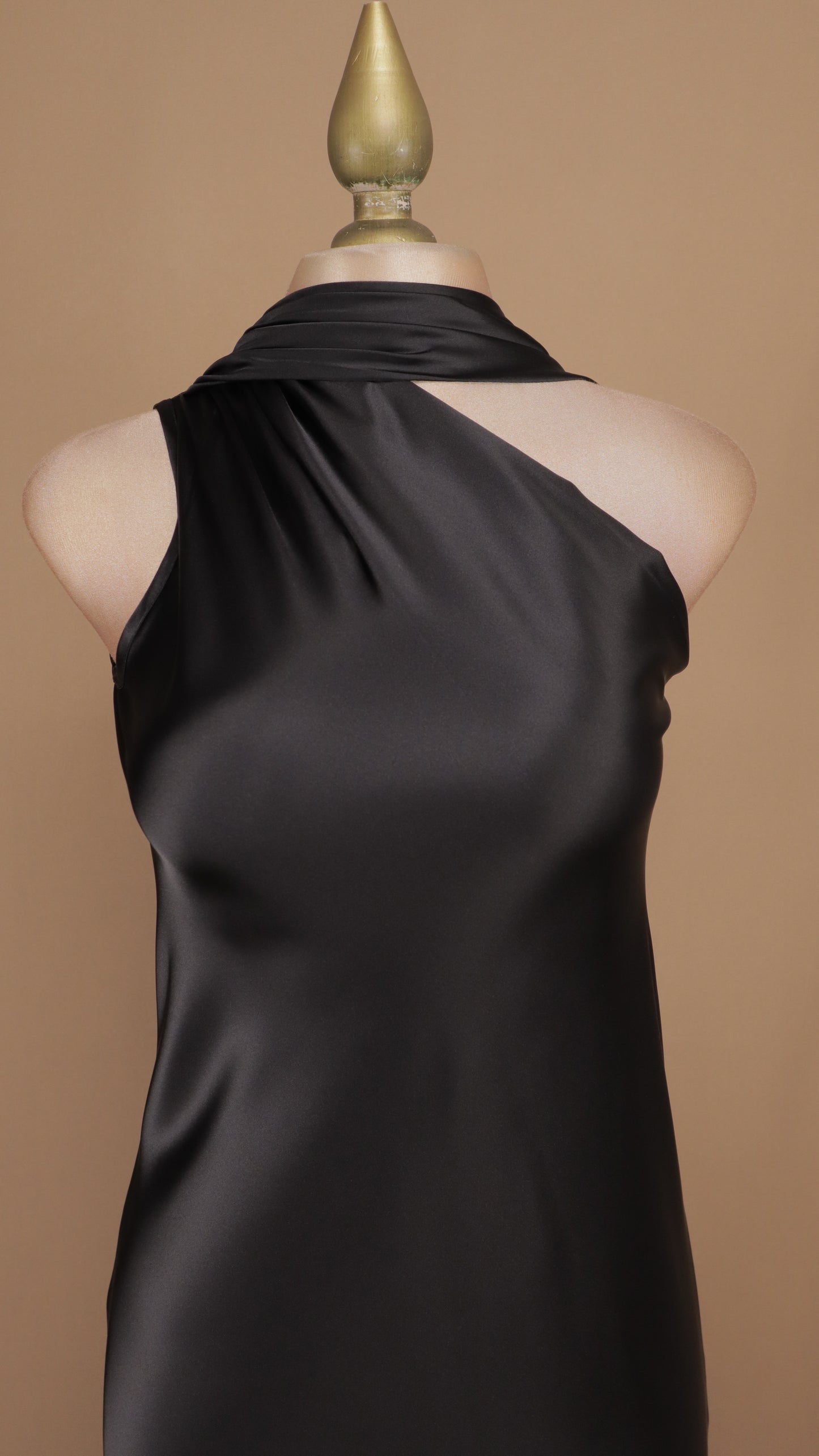 Vestido largo escote asimétrico con estola