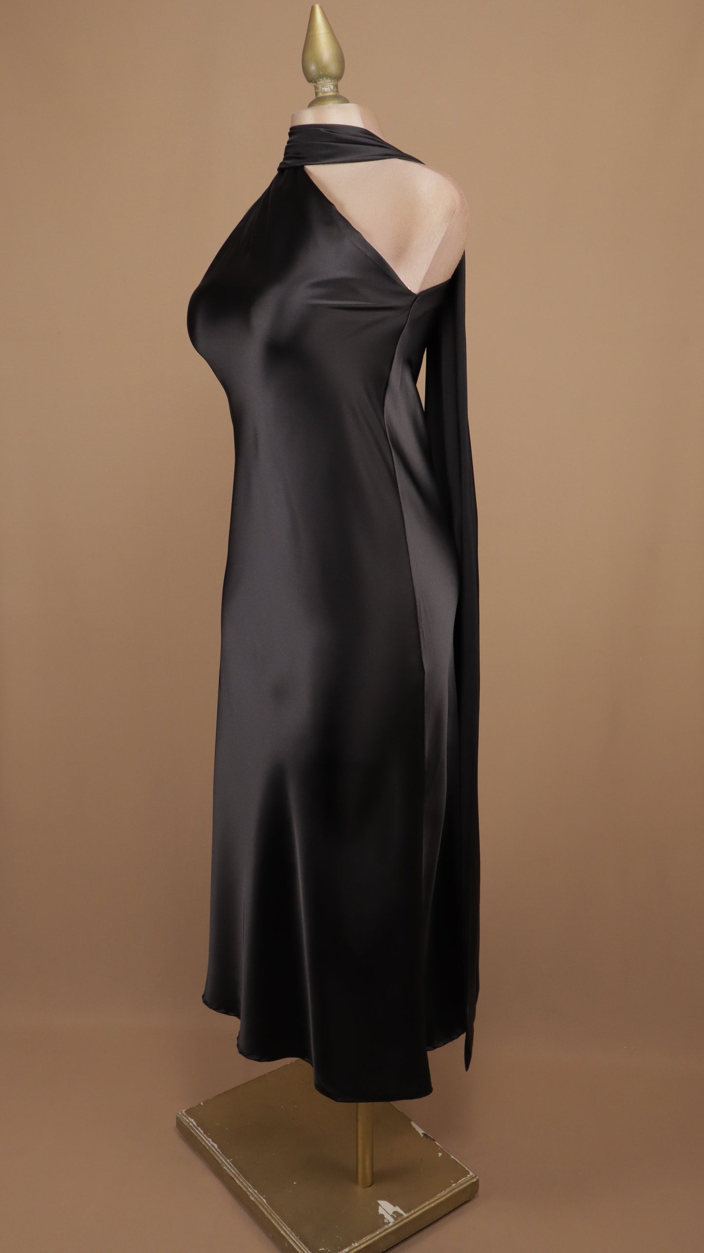 Vestido largo escote asimétrico con estola