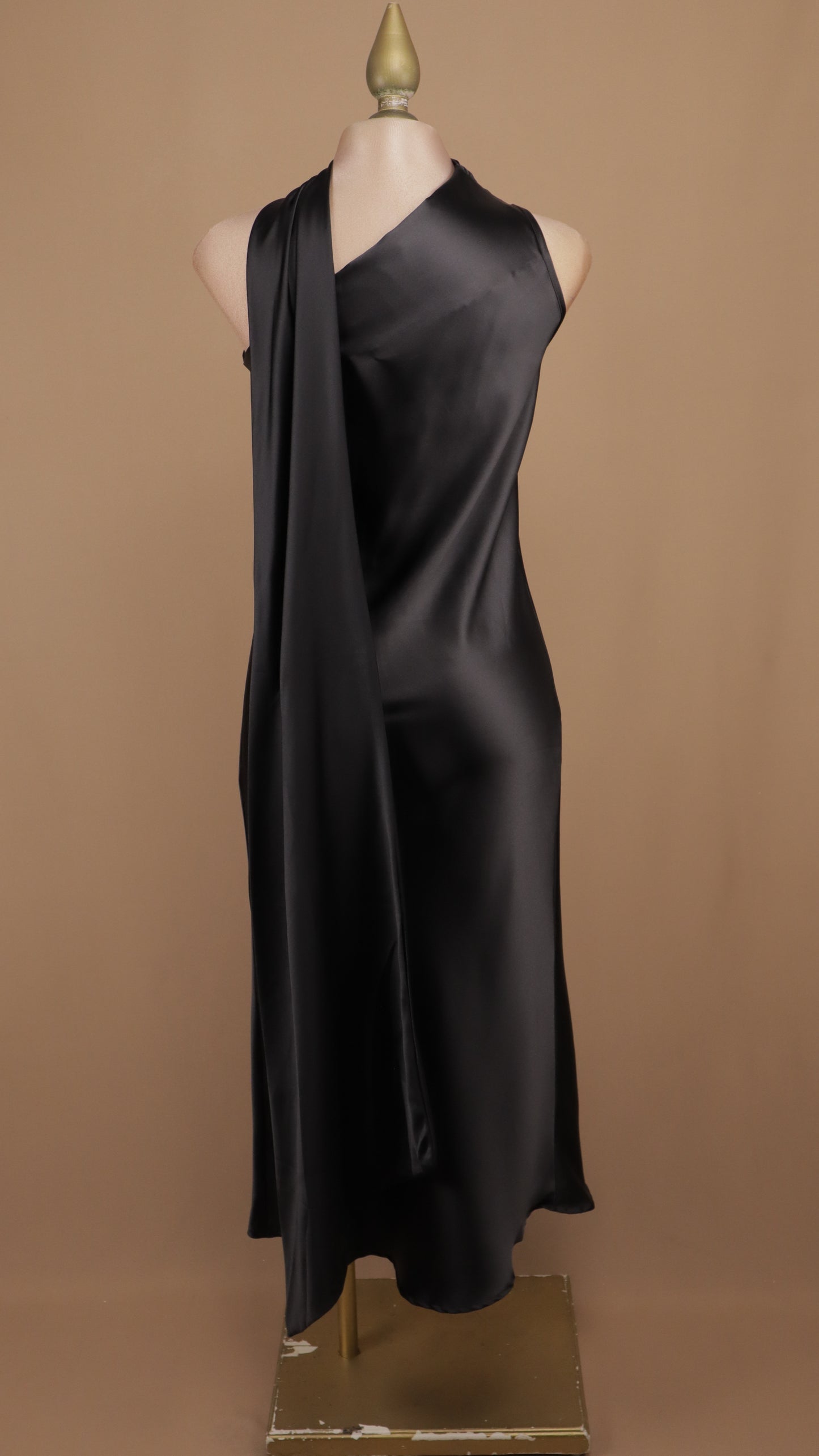 Vestido largo escote asimétrico con estola