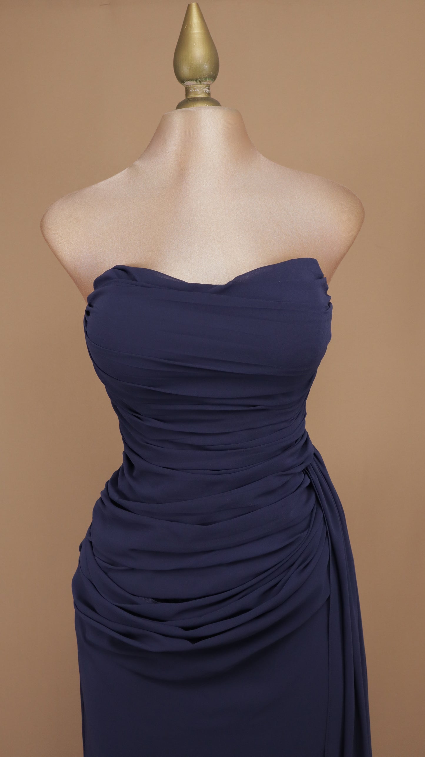 Vestido largo estraple con corset y estola