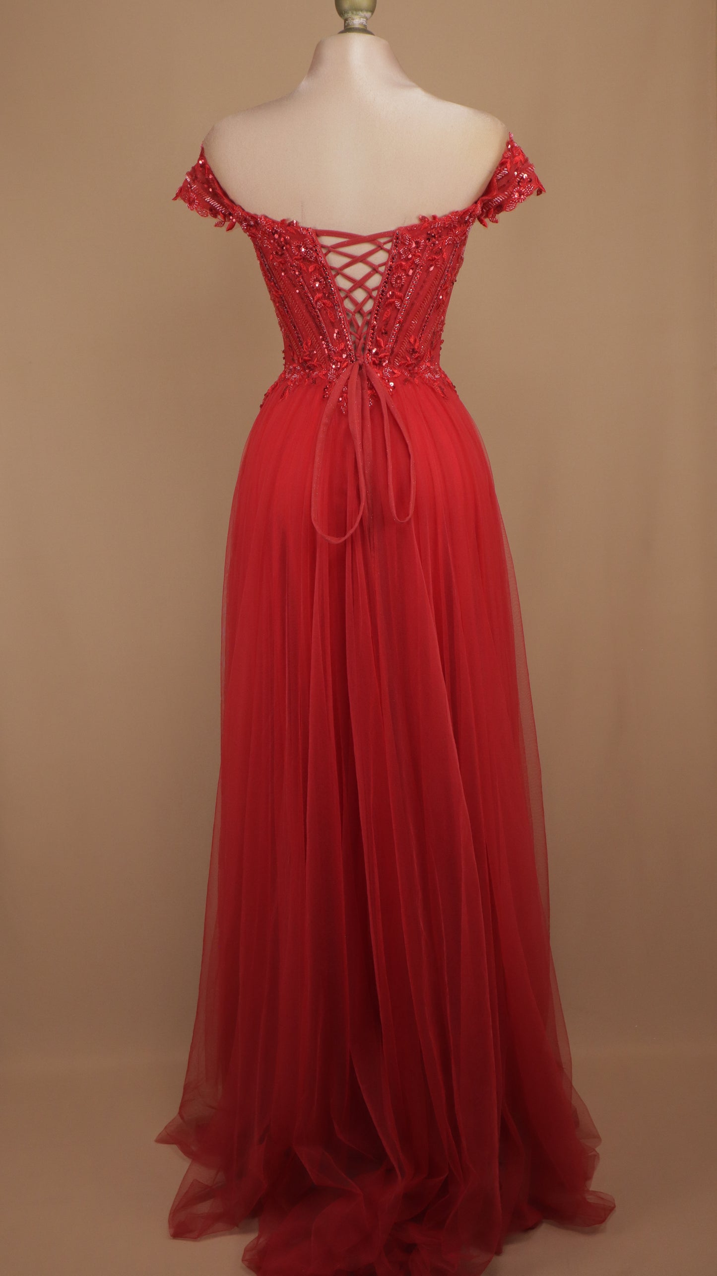 Vestido largo de tull con aplicación y al hombro