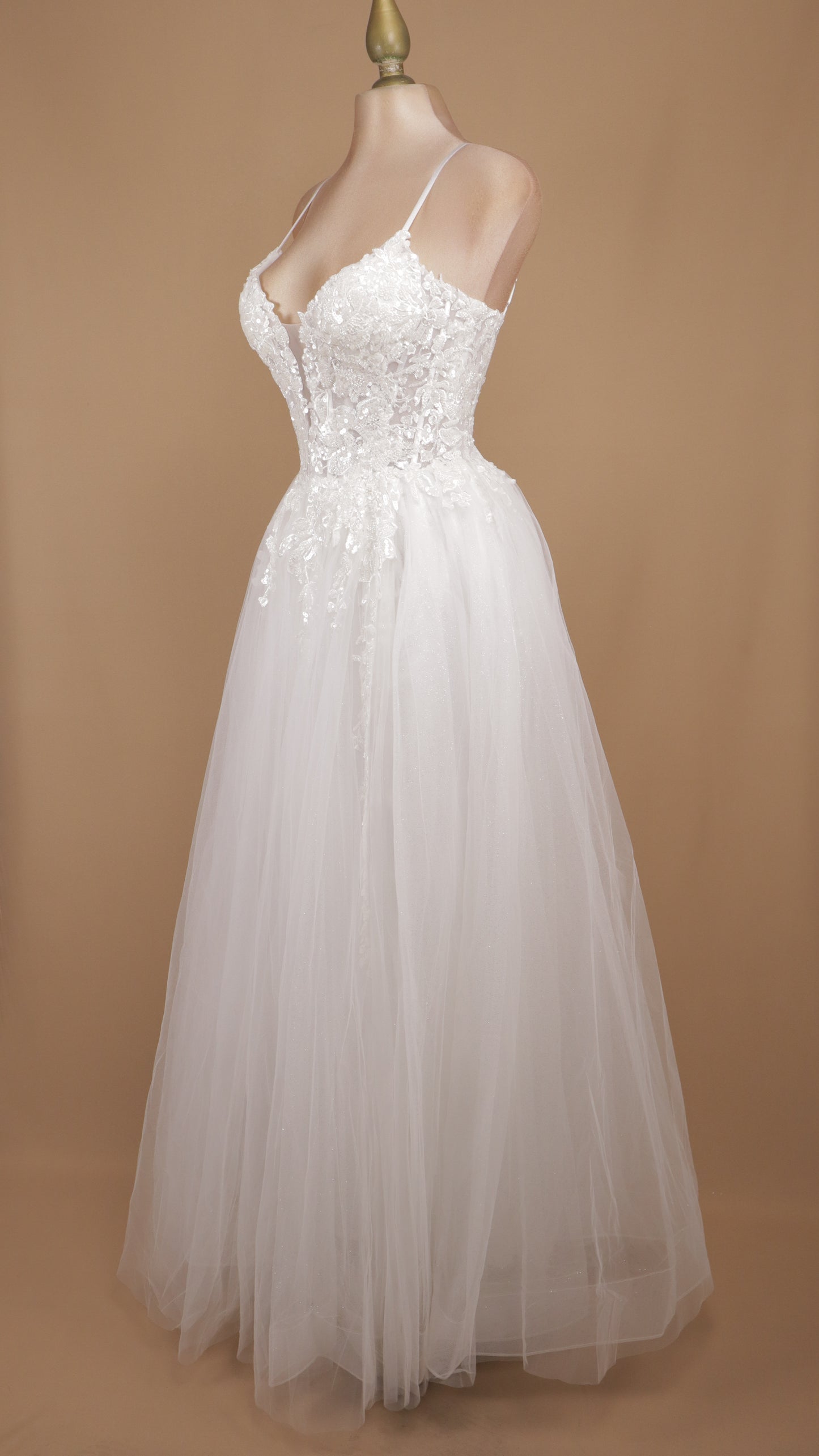 Vestido largo de novia corte princesa de tull