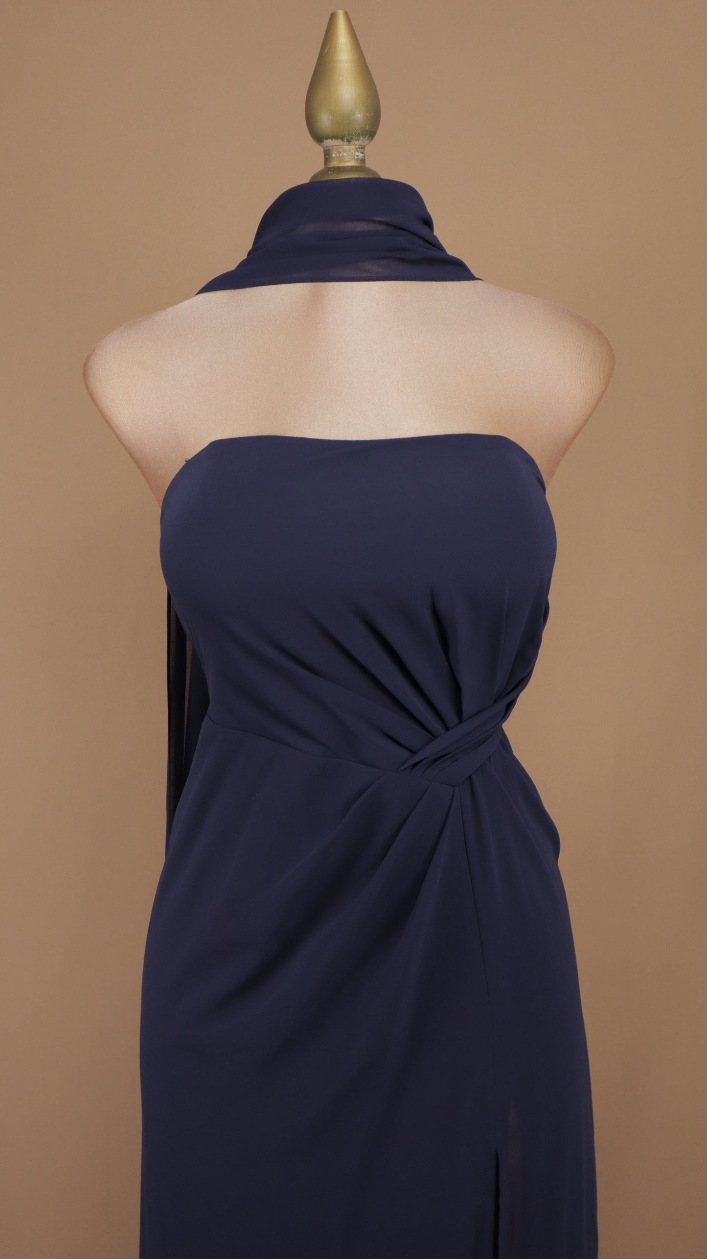 Vestido largo straple de chiffon con cauda