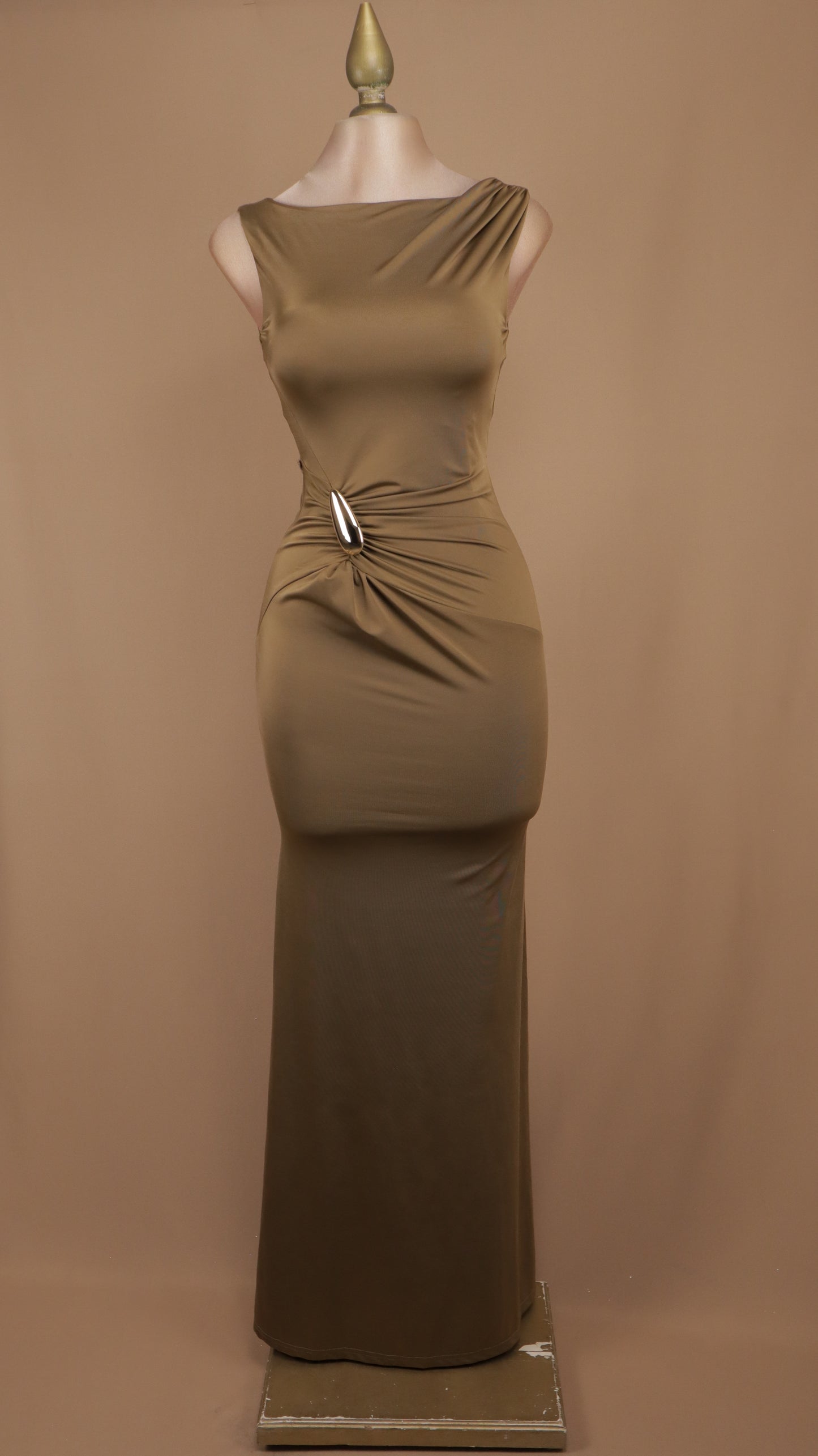 Vestido largo ajustado y resacado con plisado en cadera