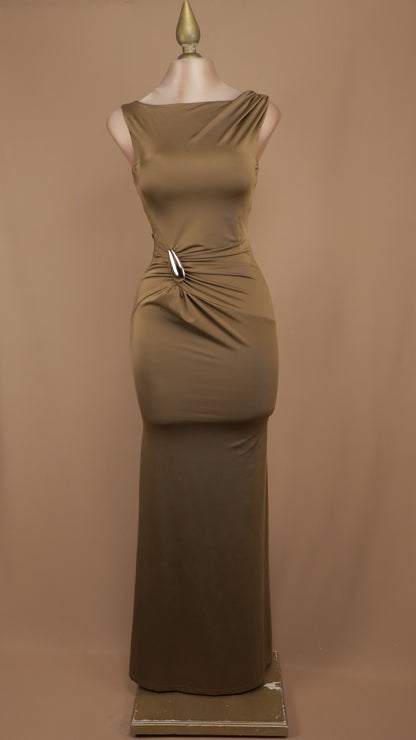 Vestido largo ajustado y resacado con plisado en cadera