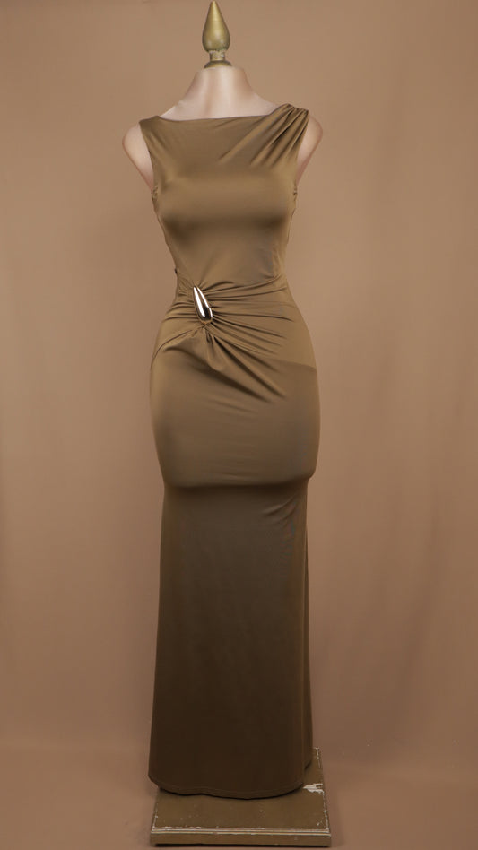 Vestido largo ajustado y resacado con plisado en cadera