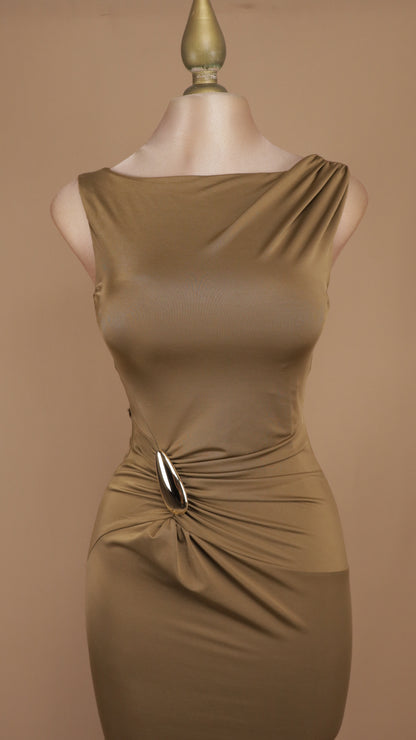 Vestido largo ajustado y resacado con plisado en cadera