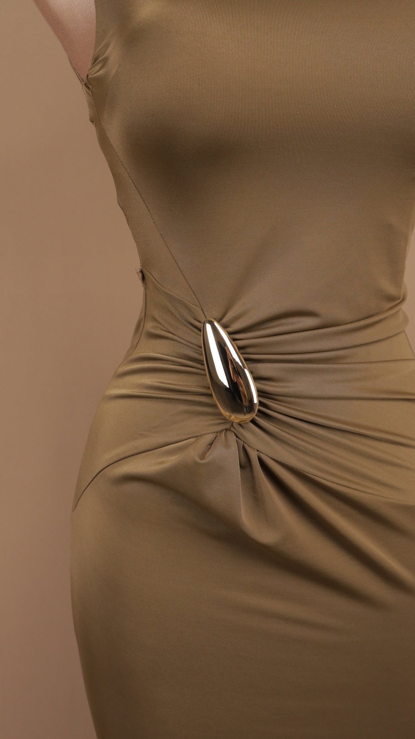 Vestido largo ajustado y resacado con plisado en cadera