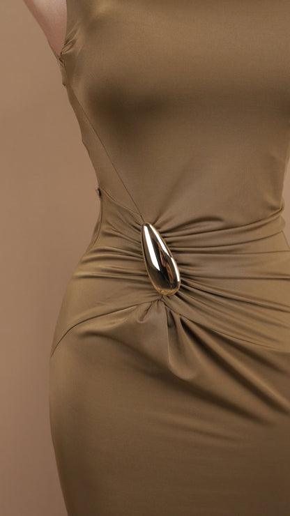 Vestido largo ajustado y resacado con plisado en cadera